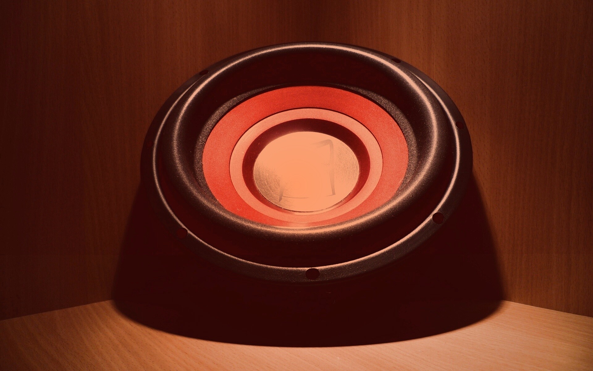 Сабвуфер в углу обои