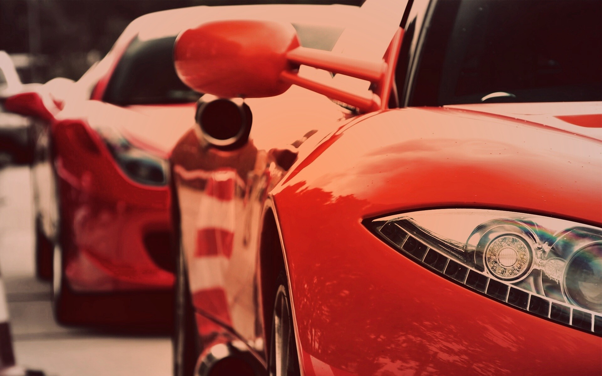 Череда красных автомобилей обои