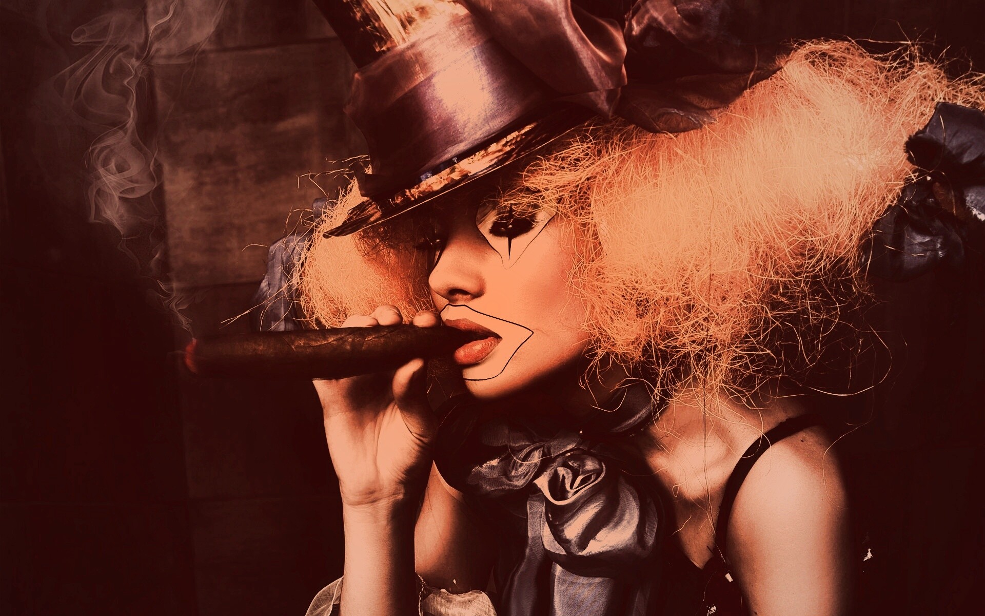 Девушка клоун курит сигару обои