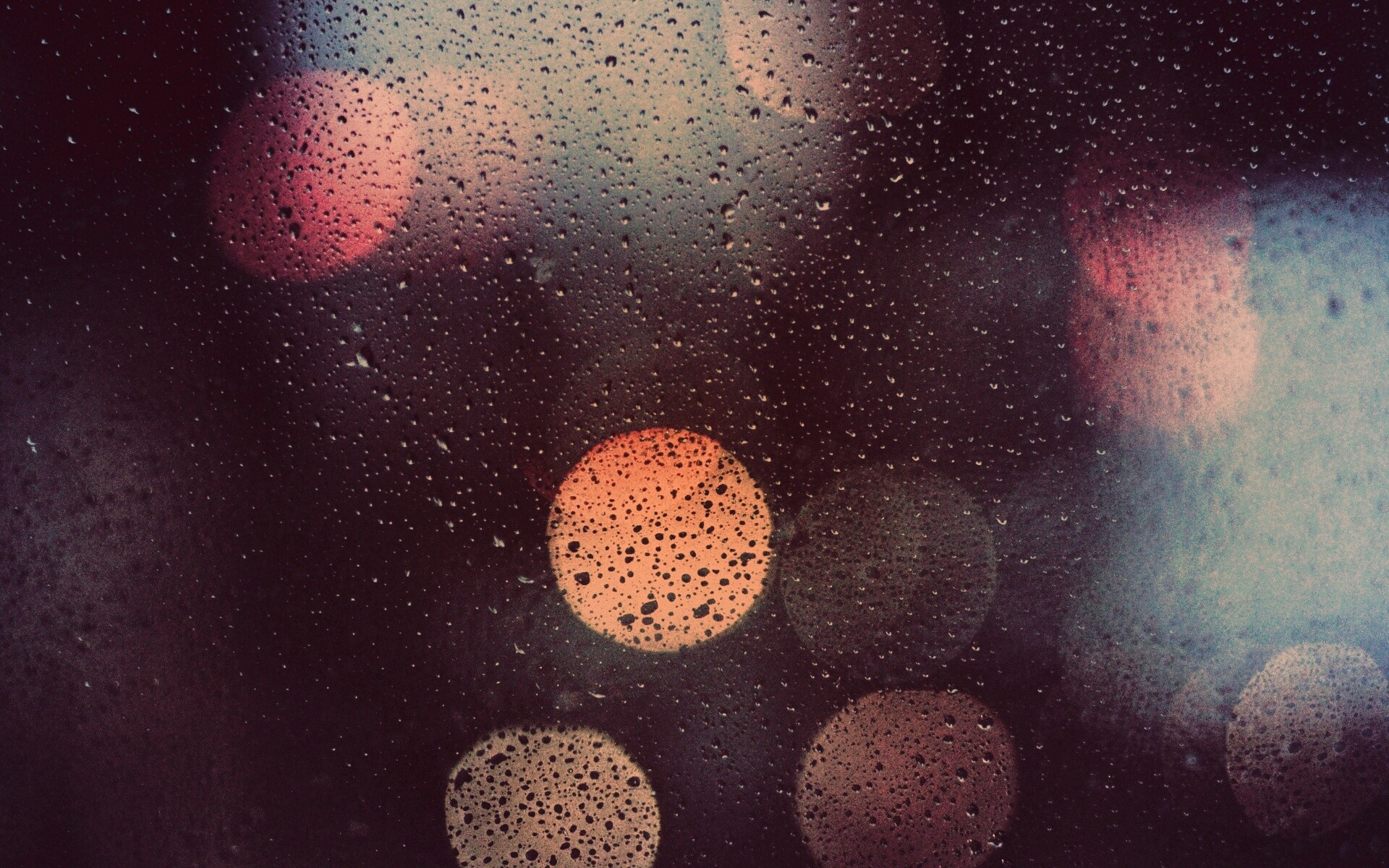 Блики за мокрым стеклом обои