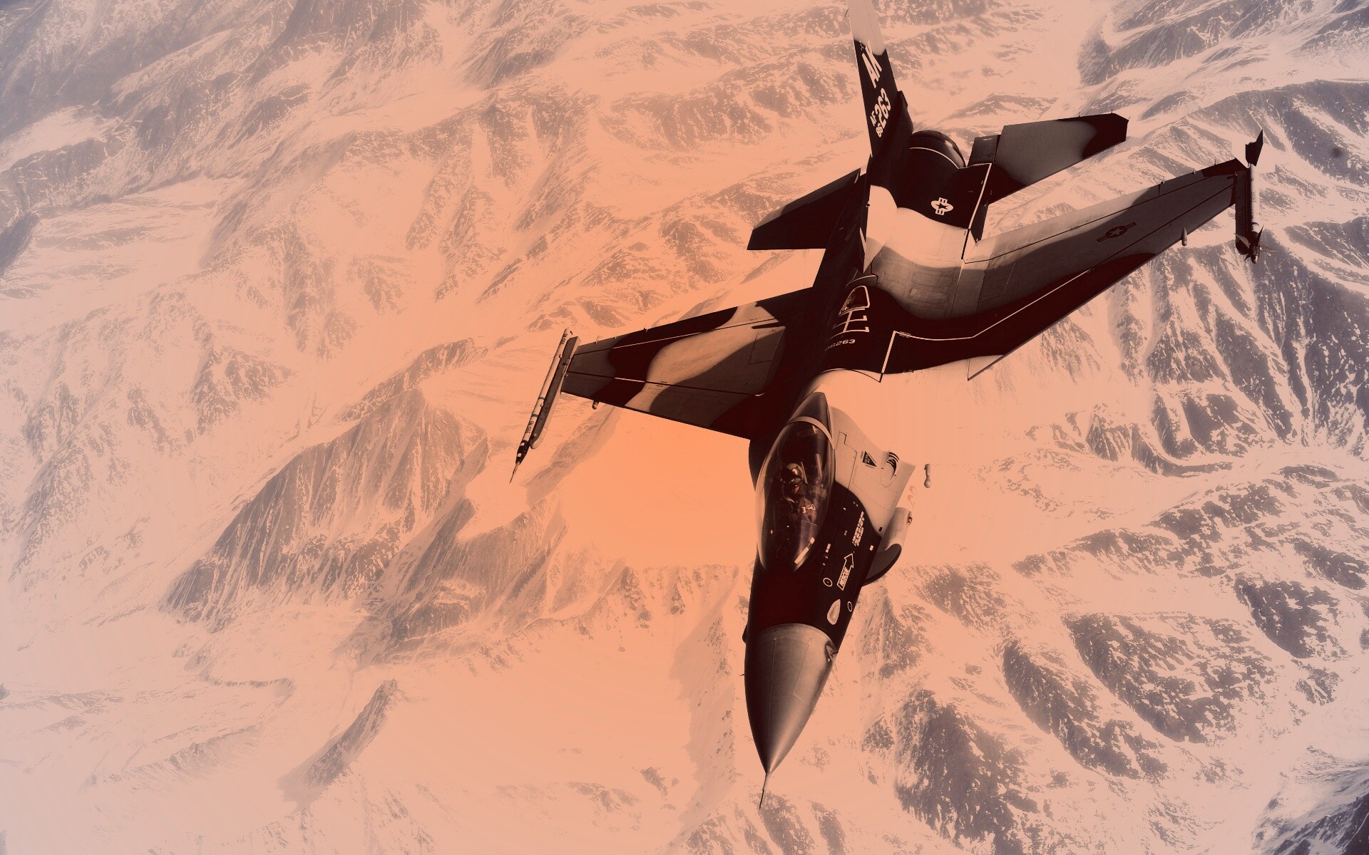 Истребитель над снежными пиками гор обои