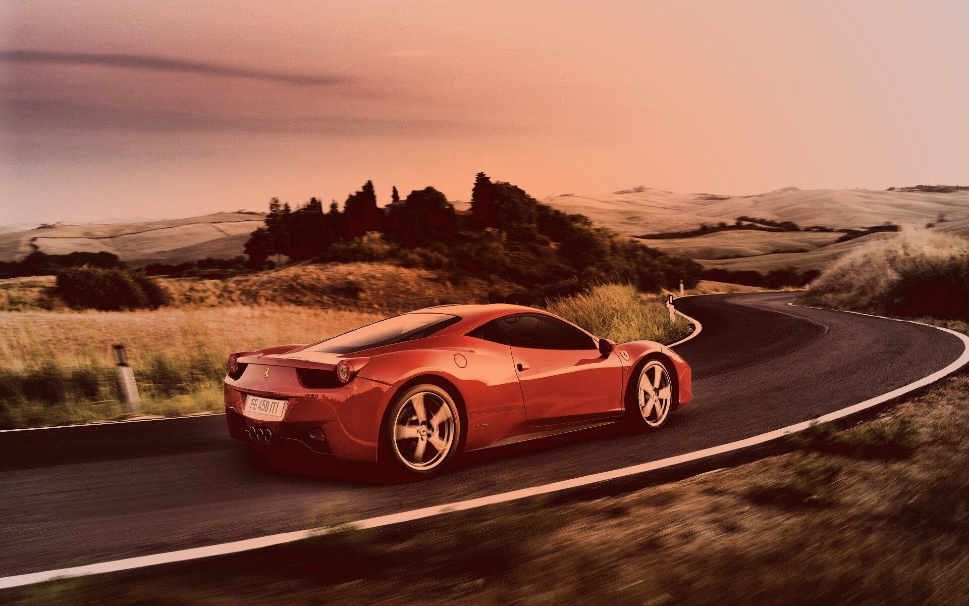 Красная феррари на извилистой дороге обои
