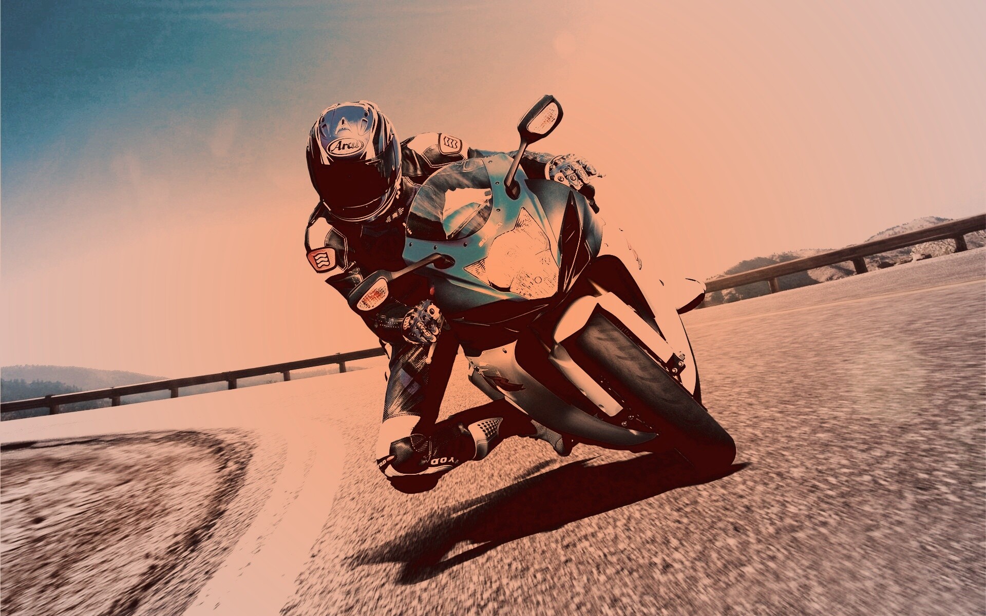 Мотоциклист на повороте обои