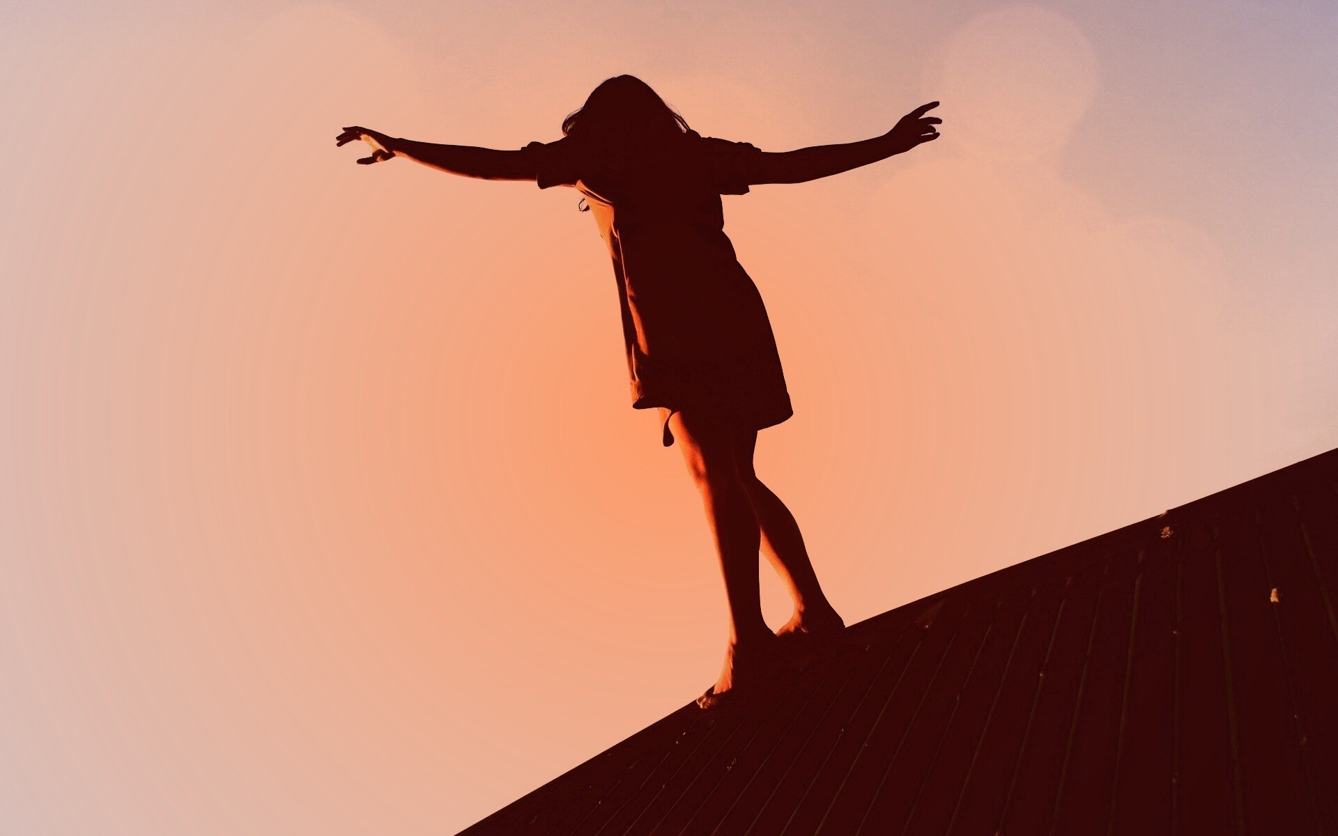 Девушка на крутой крыше обои