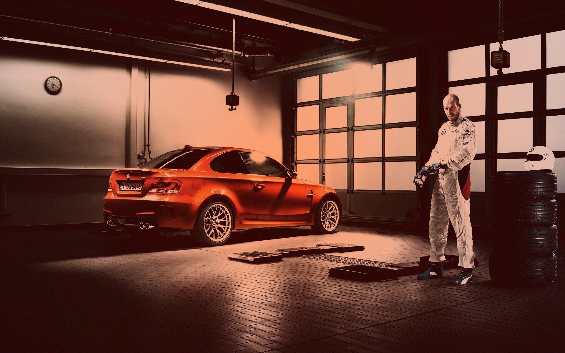 Гонщик и BMW M1 в гараже обои