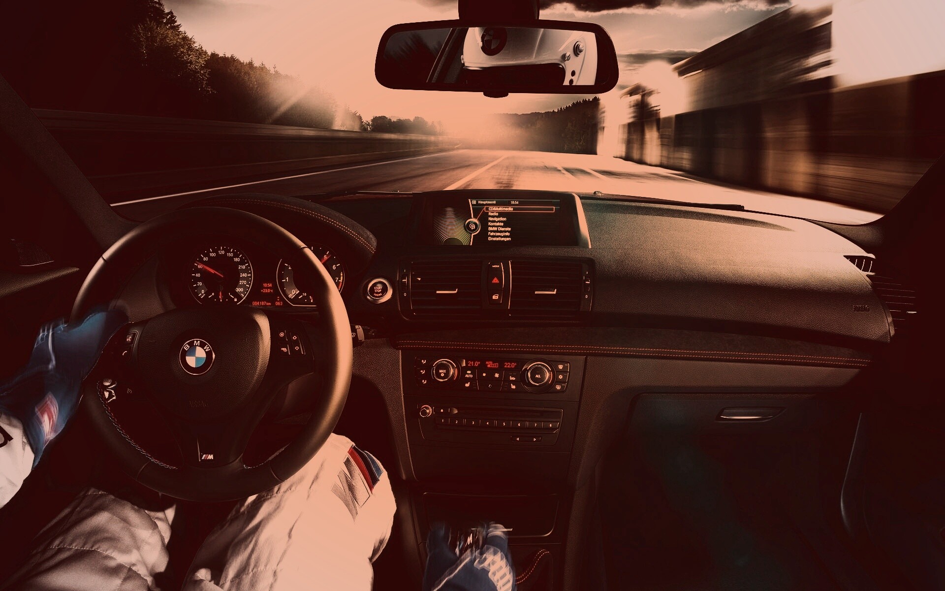 За рулём BMW обои