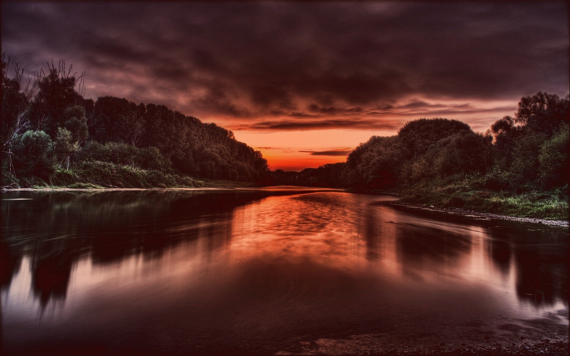 Багровый закат и водная гладь обои