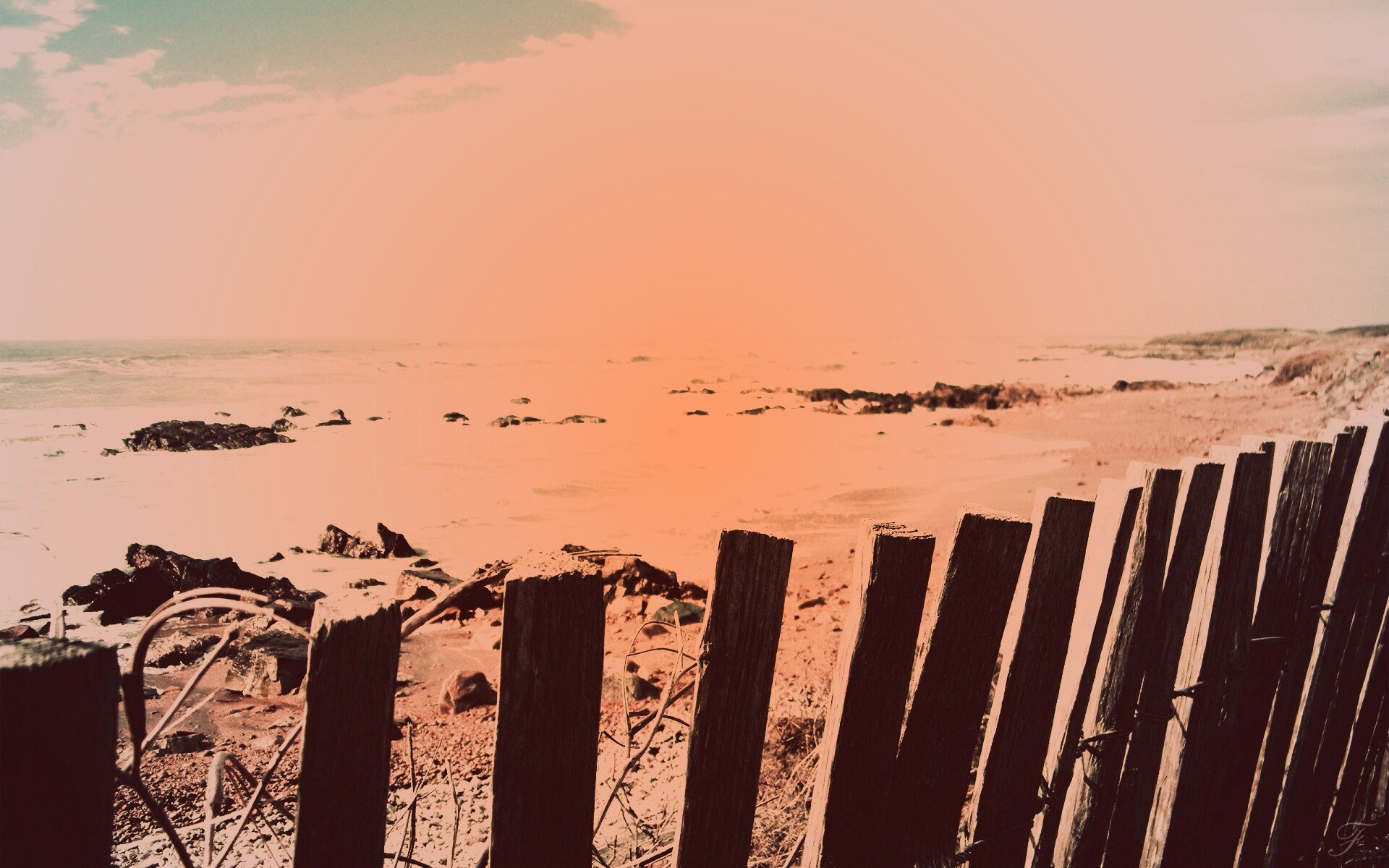 Закрытый пляж за забором обои