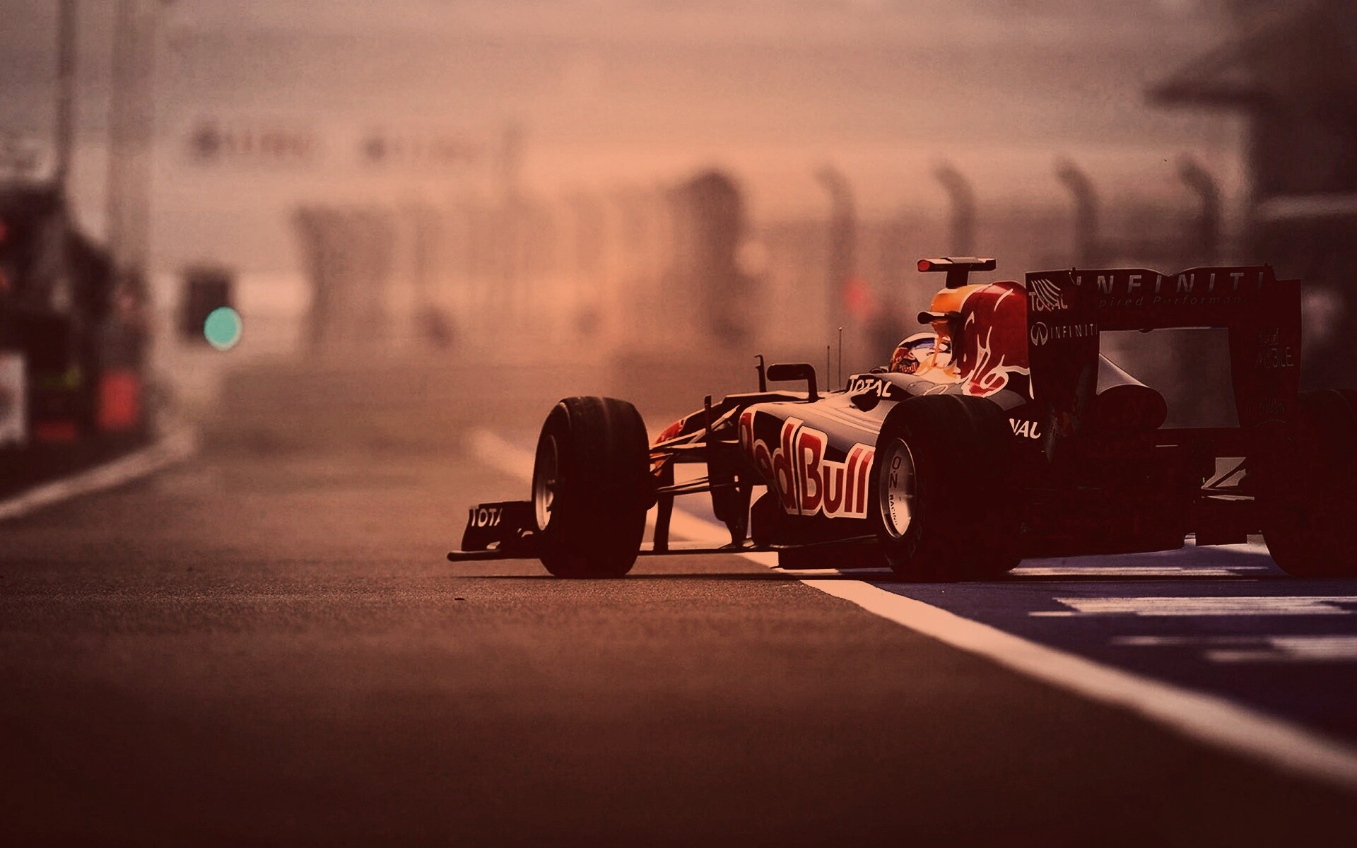 Болид выезжает на трассу обои