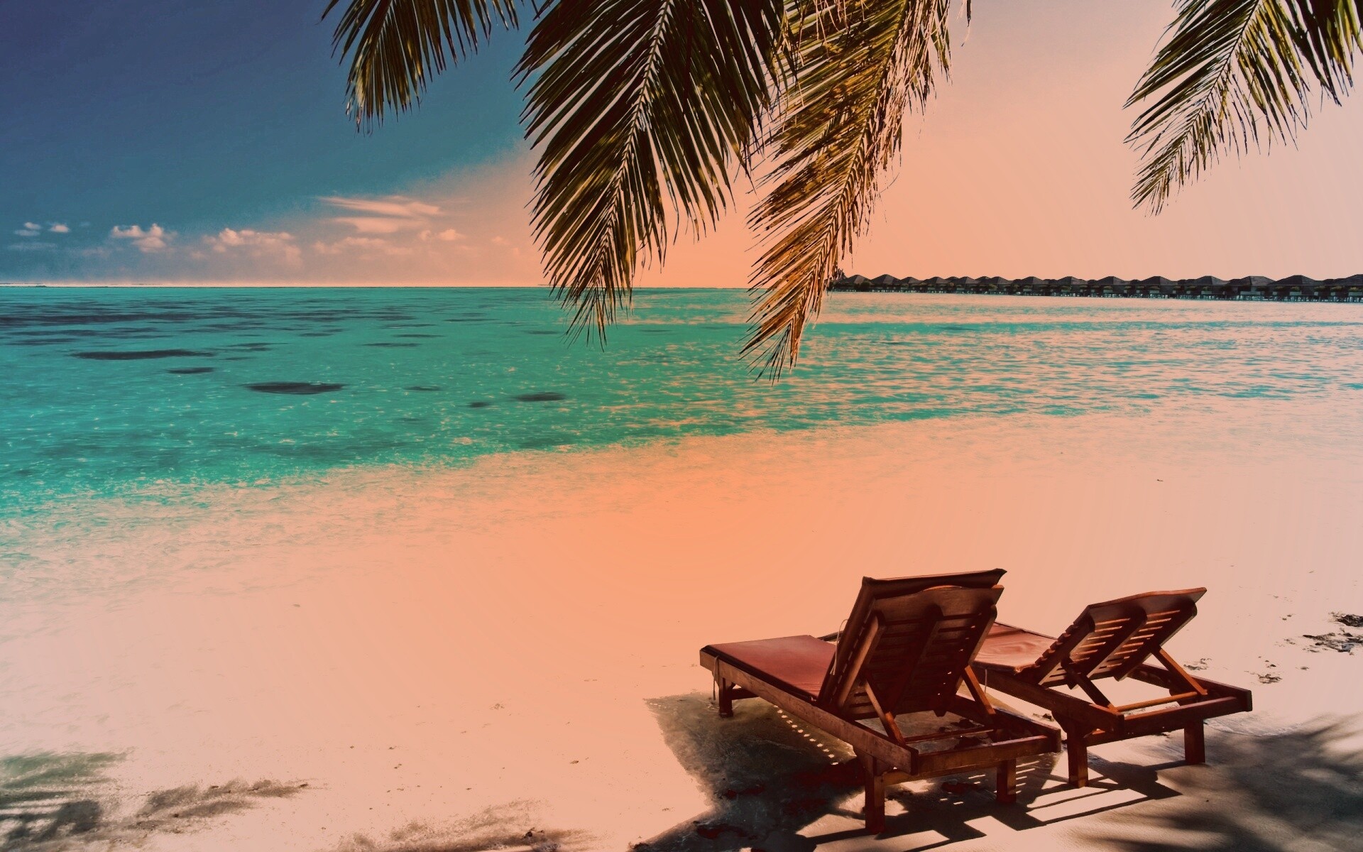 Шезлонги у самой воды обои