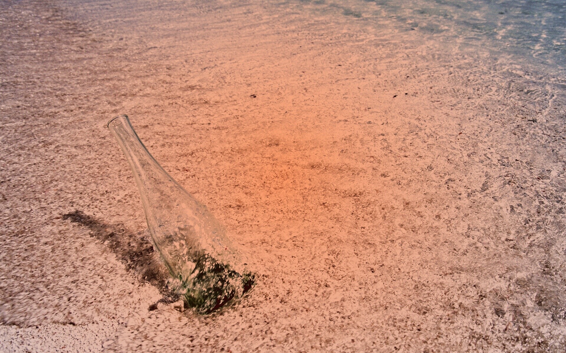 Бутылка в песке у воды обои