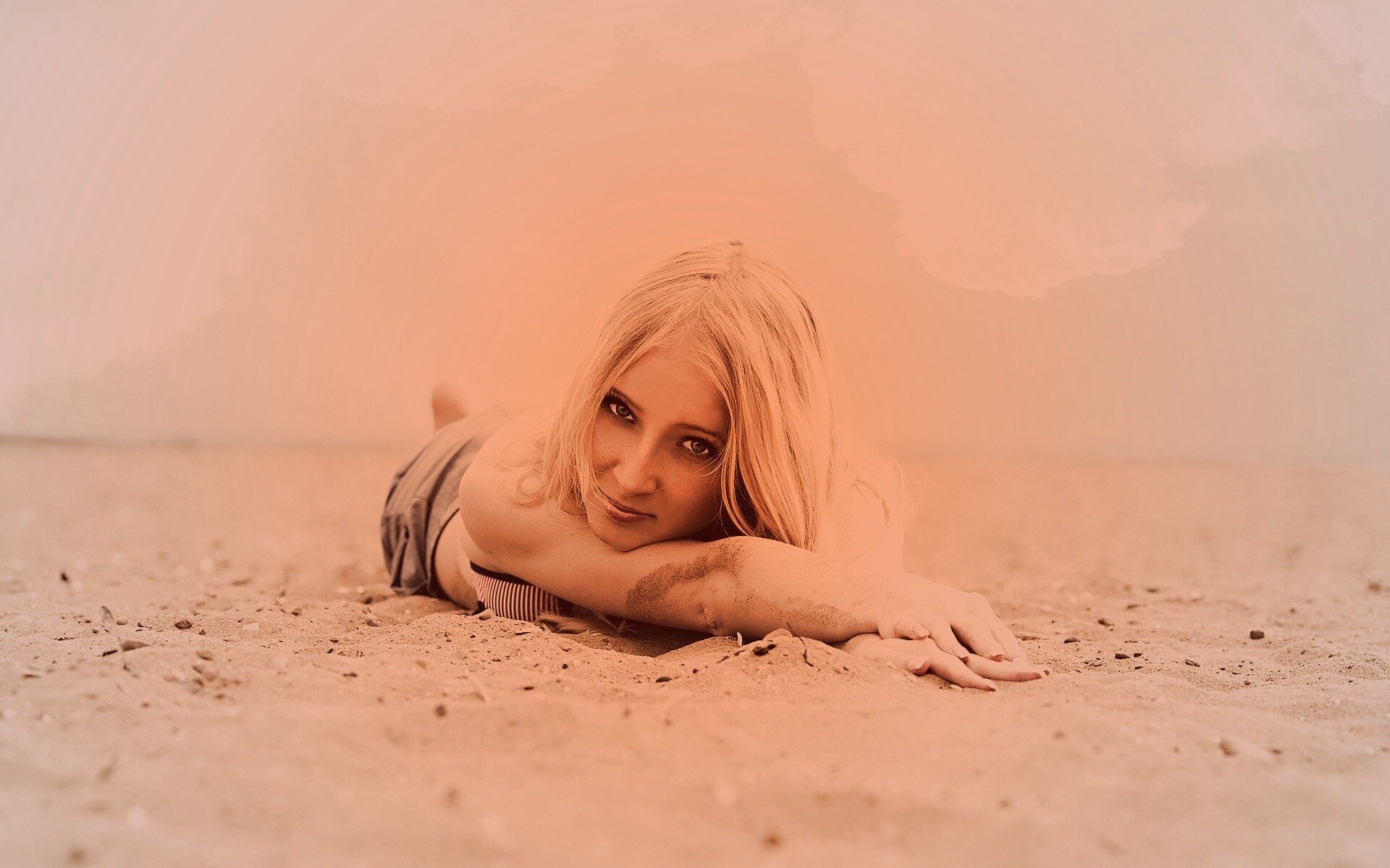 Девушка на песке обои