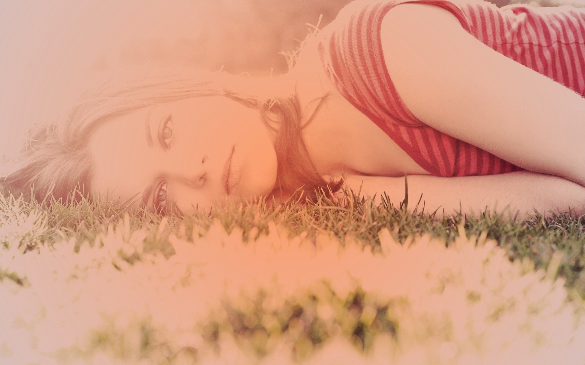 Девушка на траве обои