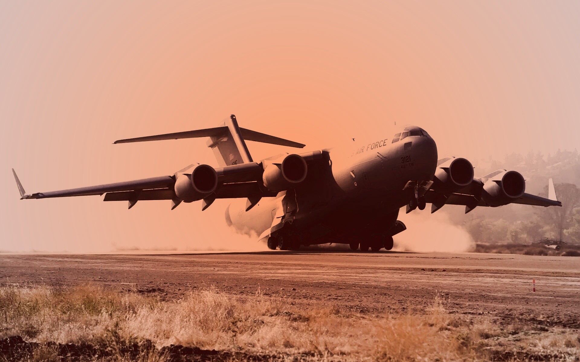 Грузовой самолёт на посадке обои