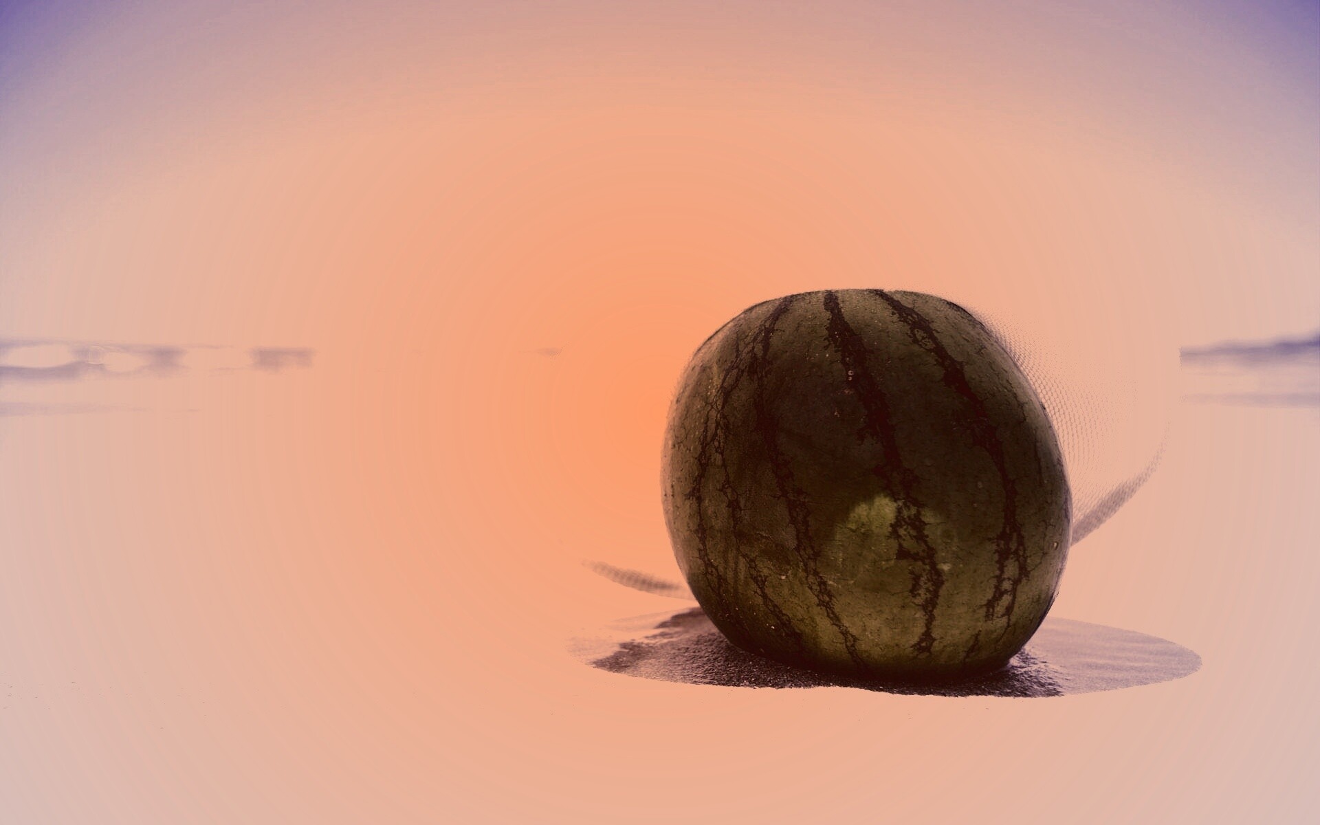 Арбуз в летней шляпке на пляже обои