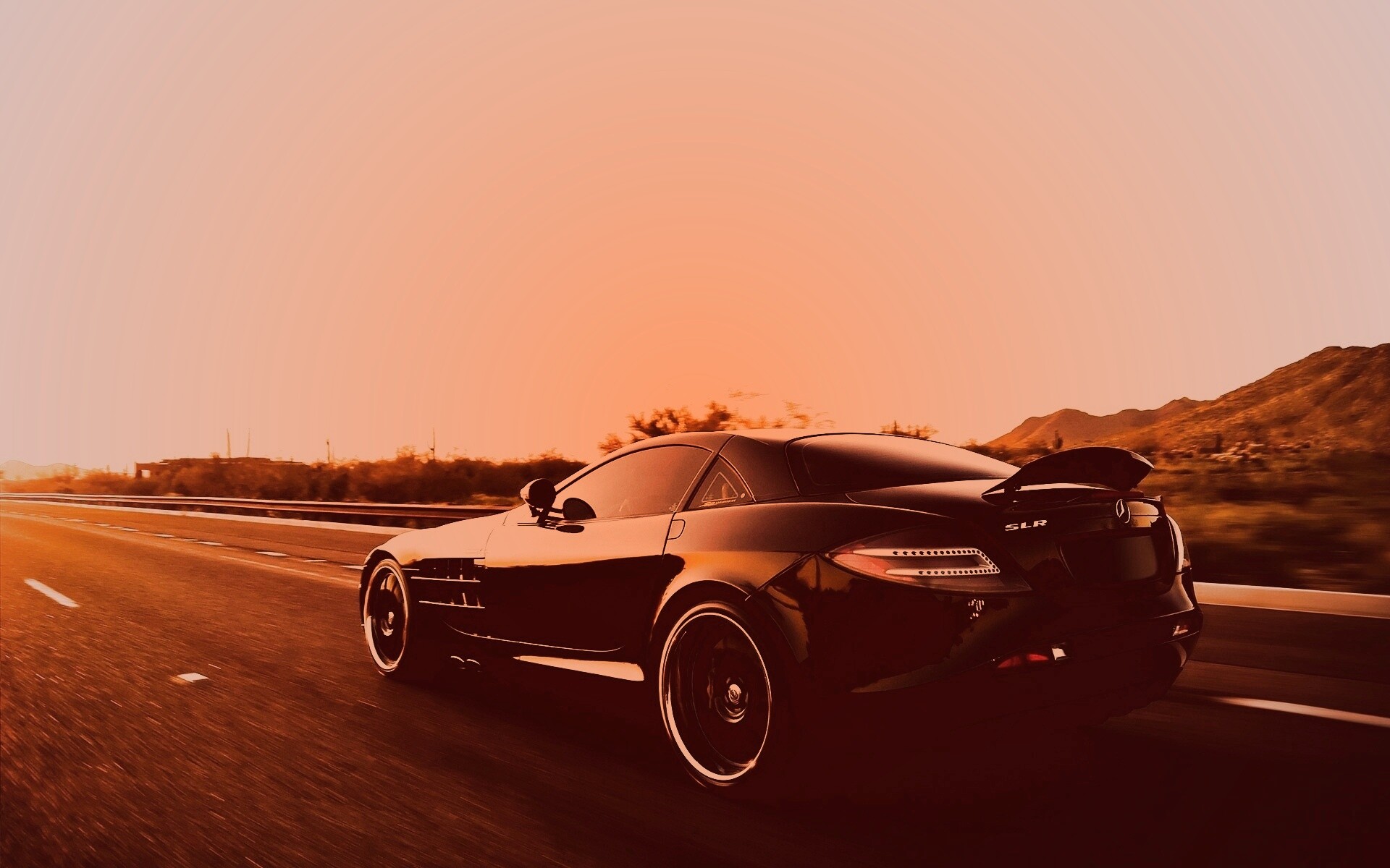 Черный автомобиль уезжает в закат обои