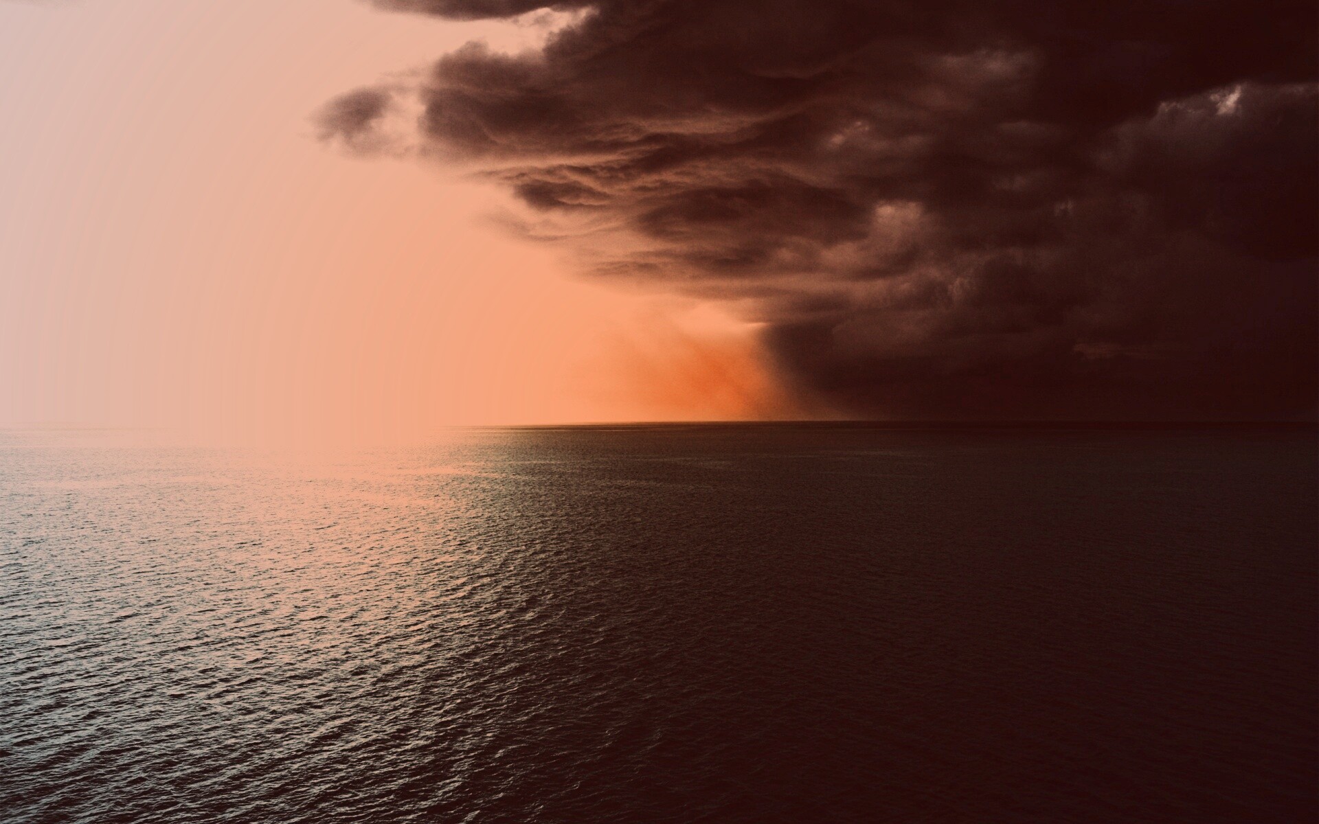 Синее море и грозные тучи обои