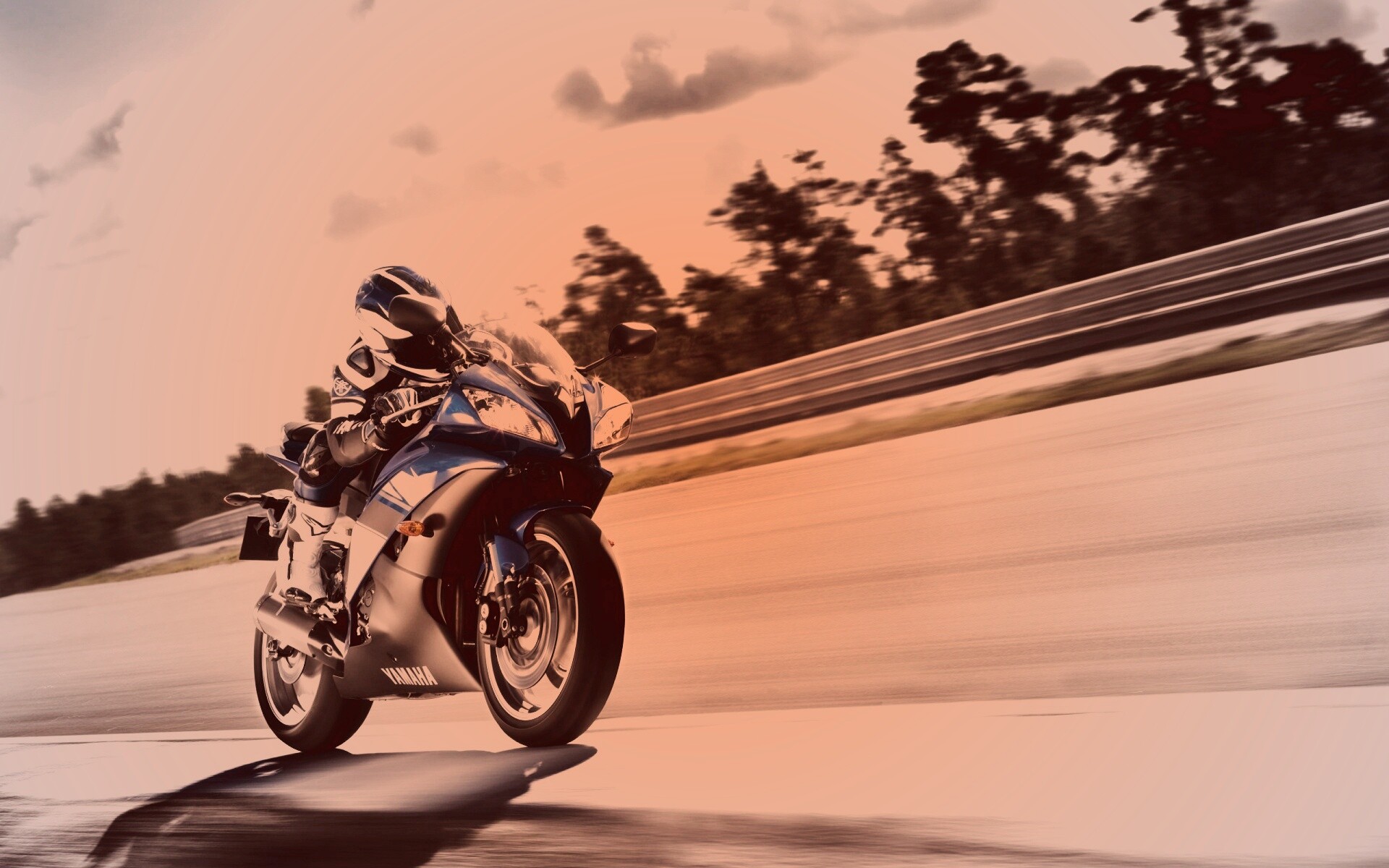 Мотоциклист на треке обои