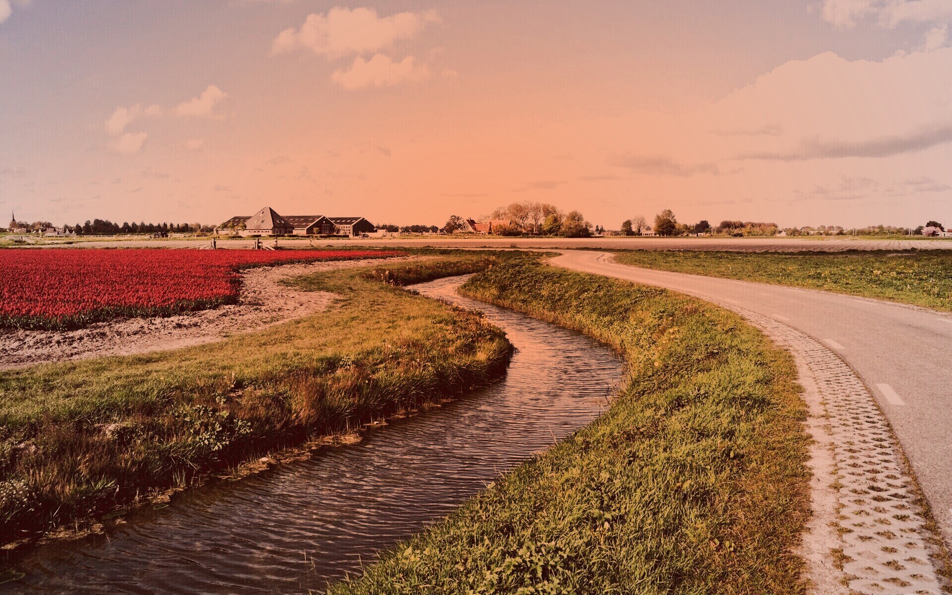 Канал вдоль дороги обои