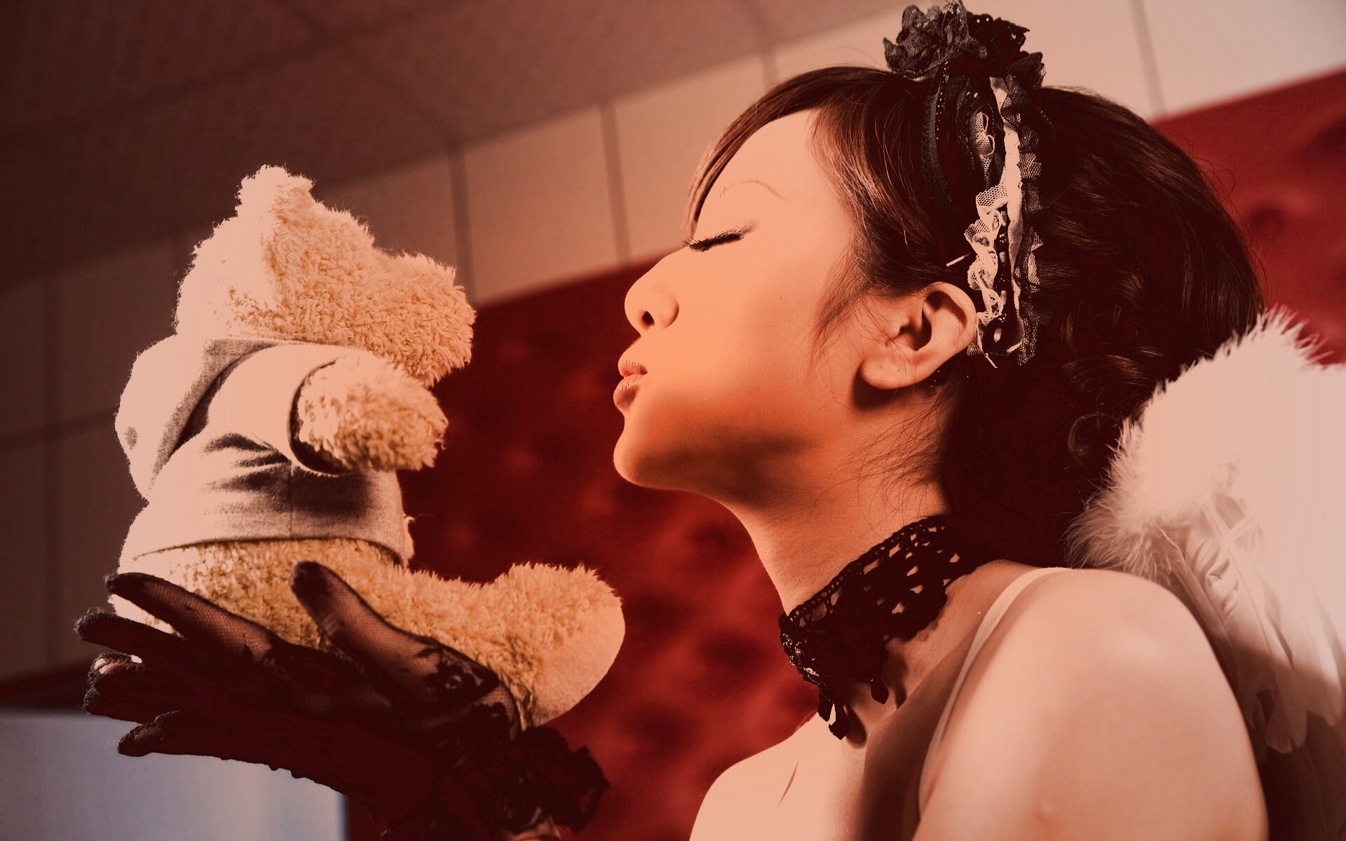 Азиатка любит медвежонка обои