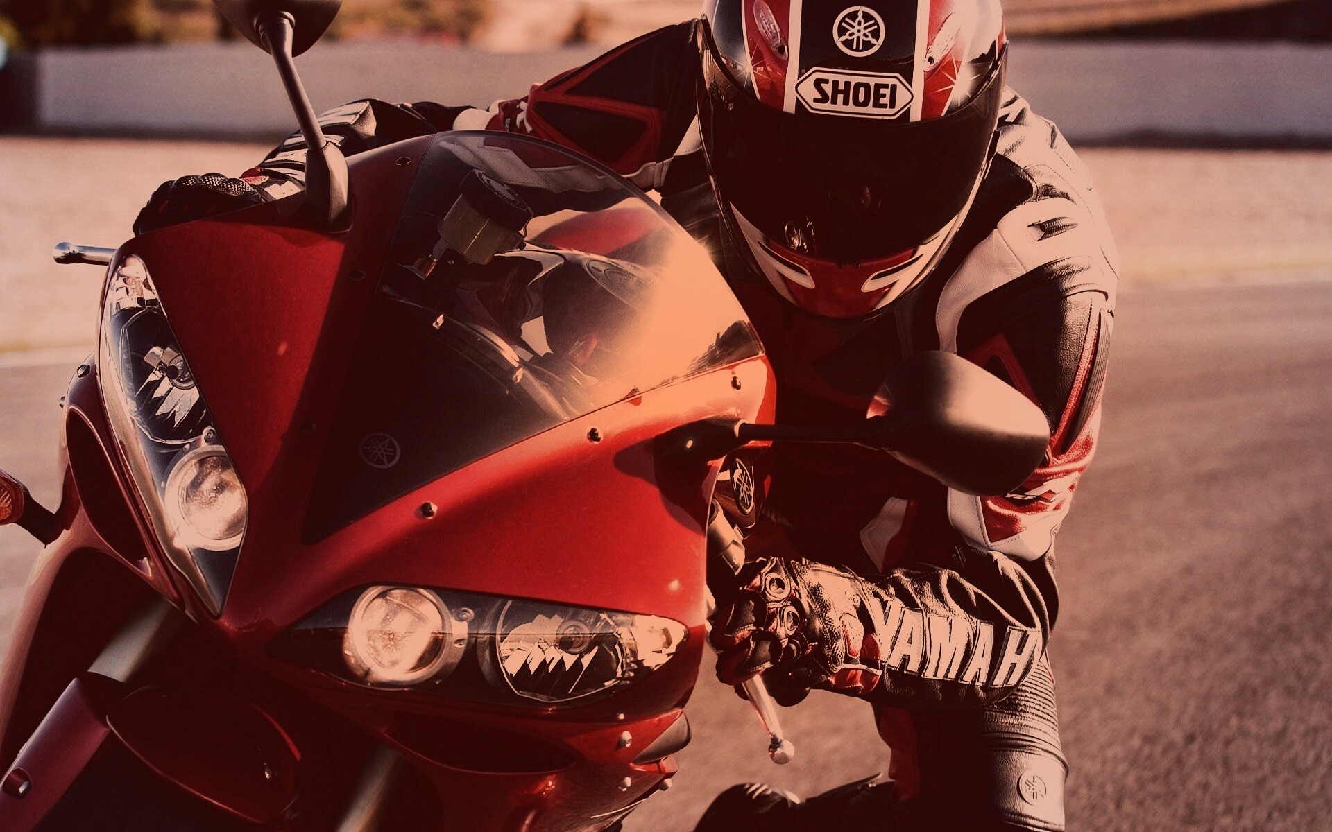 Мотоциклист на красной ямахе обои