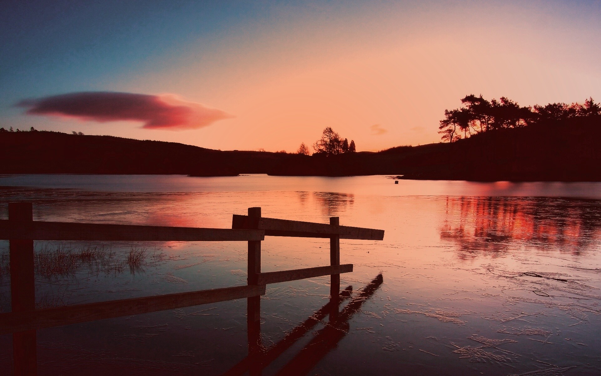 Красивый закат на озере обои