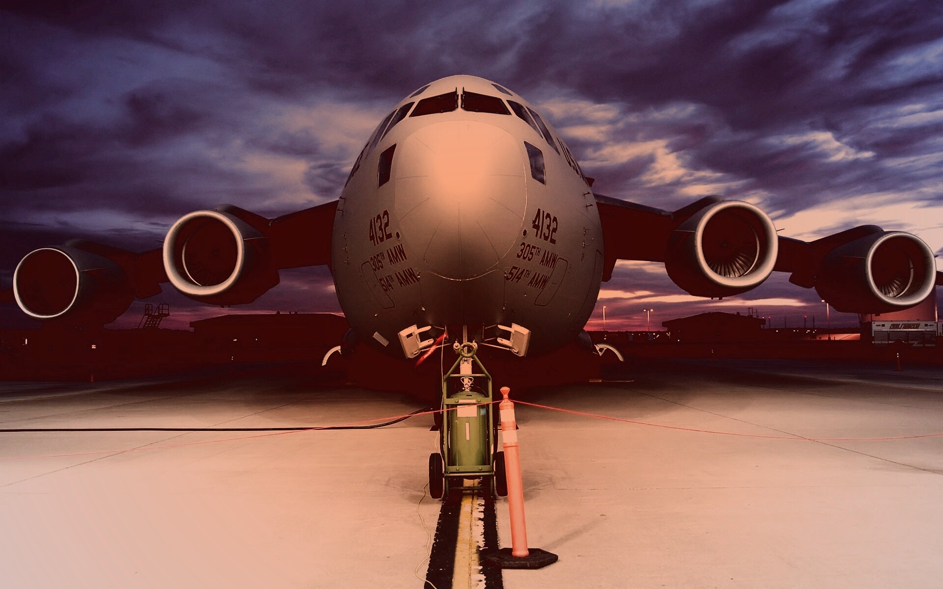 Самолет на взлетной полосе обои