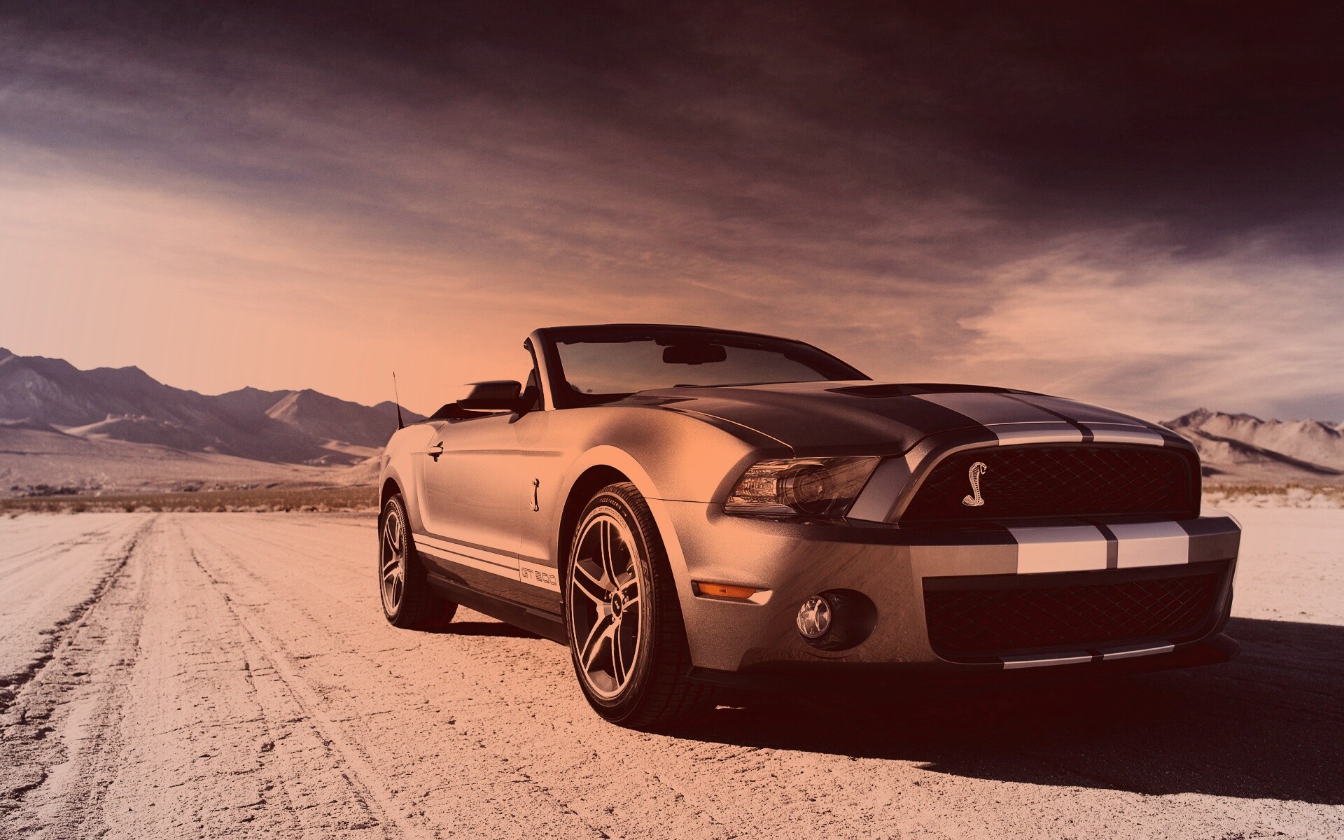 Ford Mustang на фоне гор обои