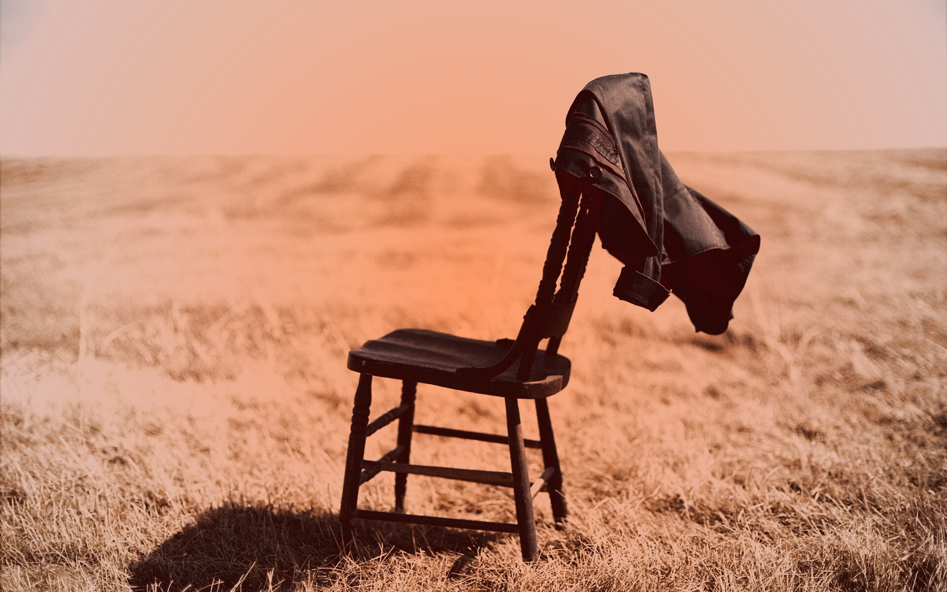 Стул в поле обои
