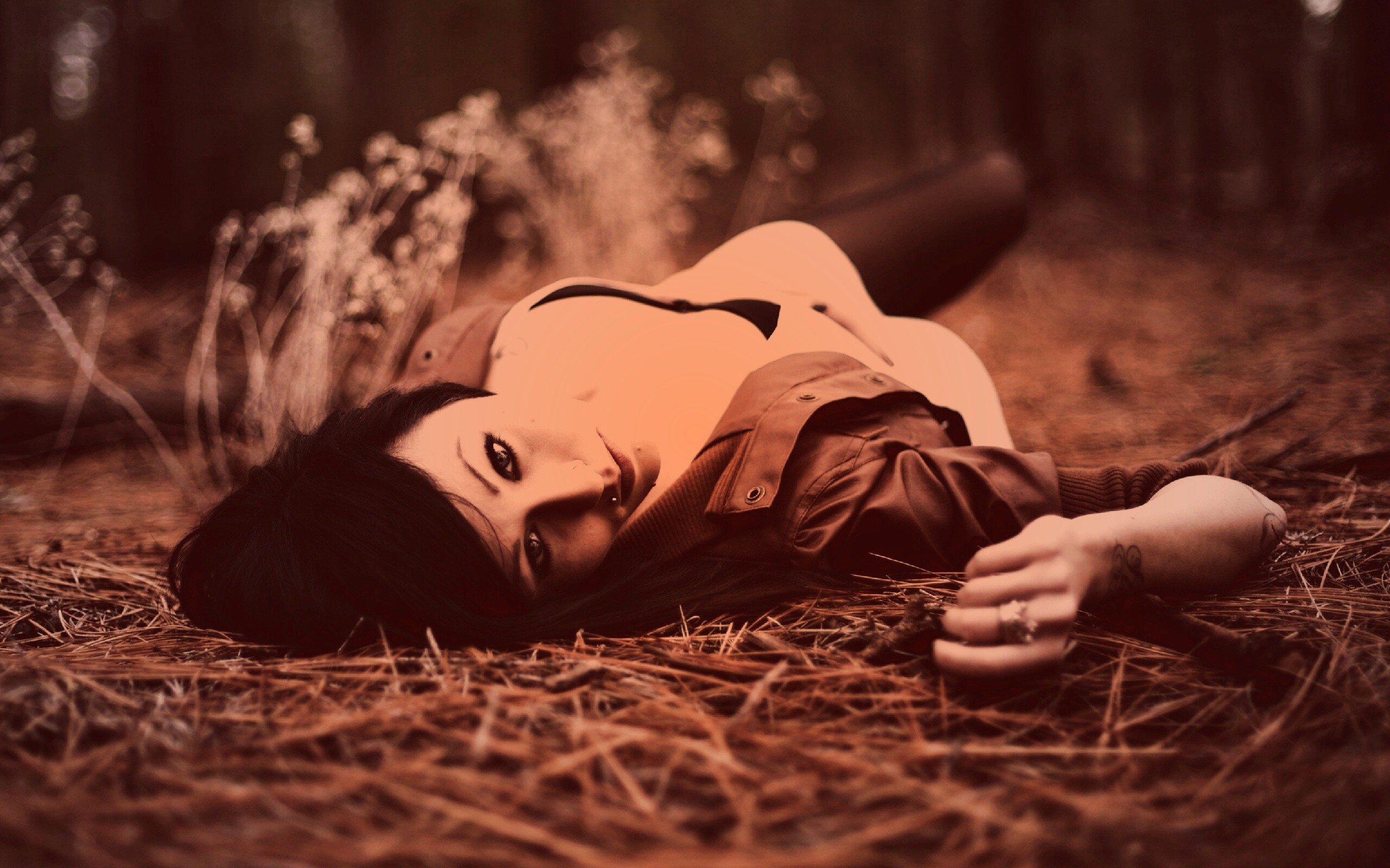 Лежащая на траве обои