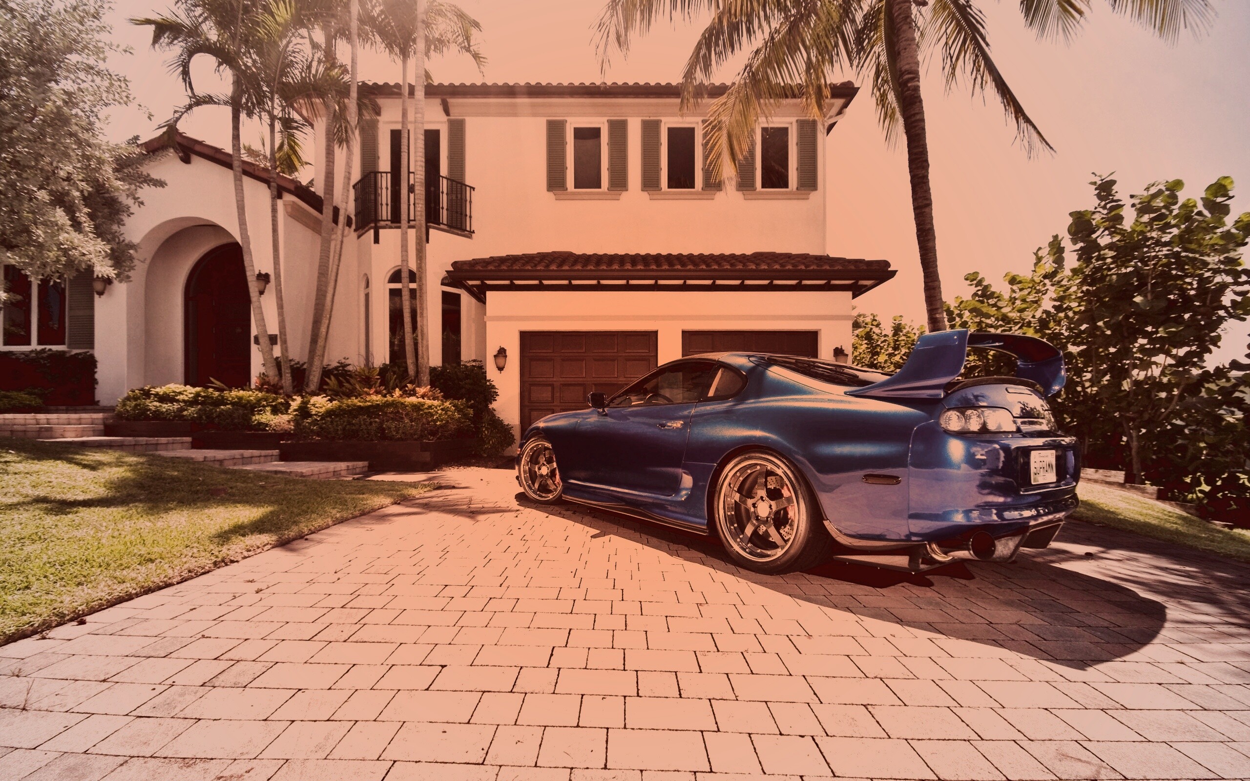 Синее авто у коттеджа обои
