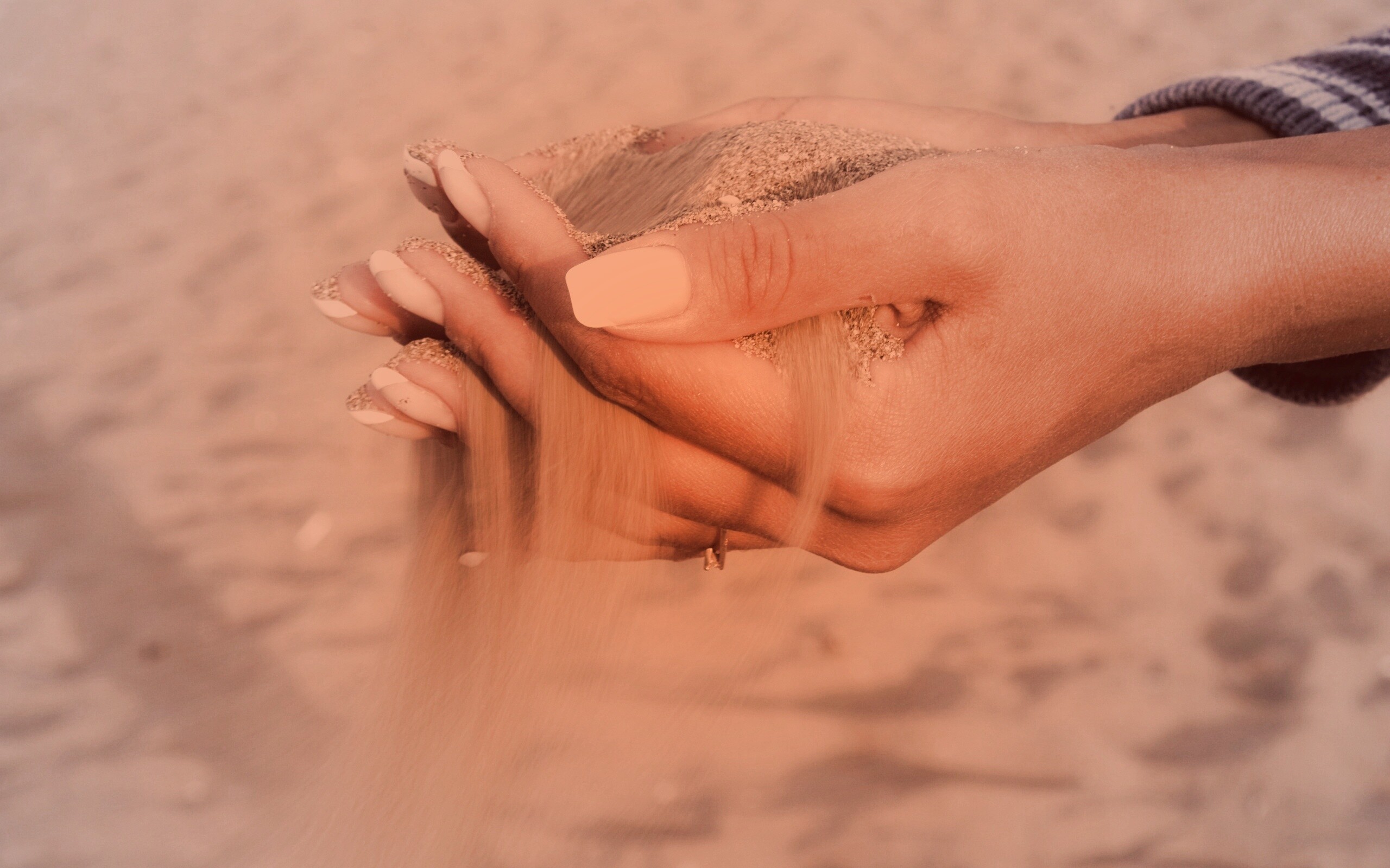 Песок сквозь пальцы обои