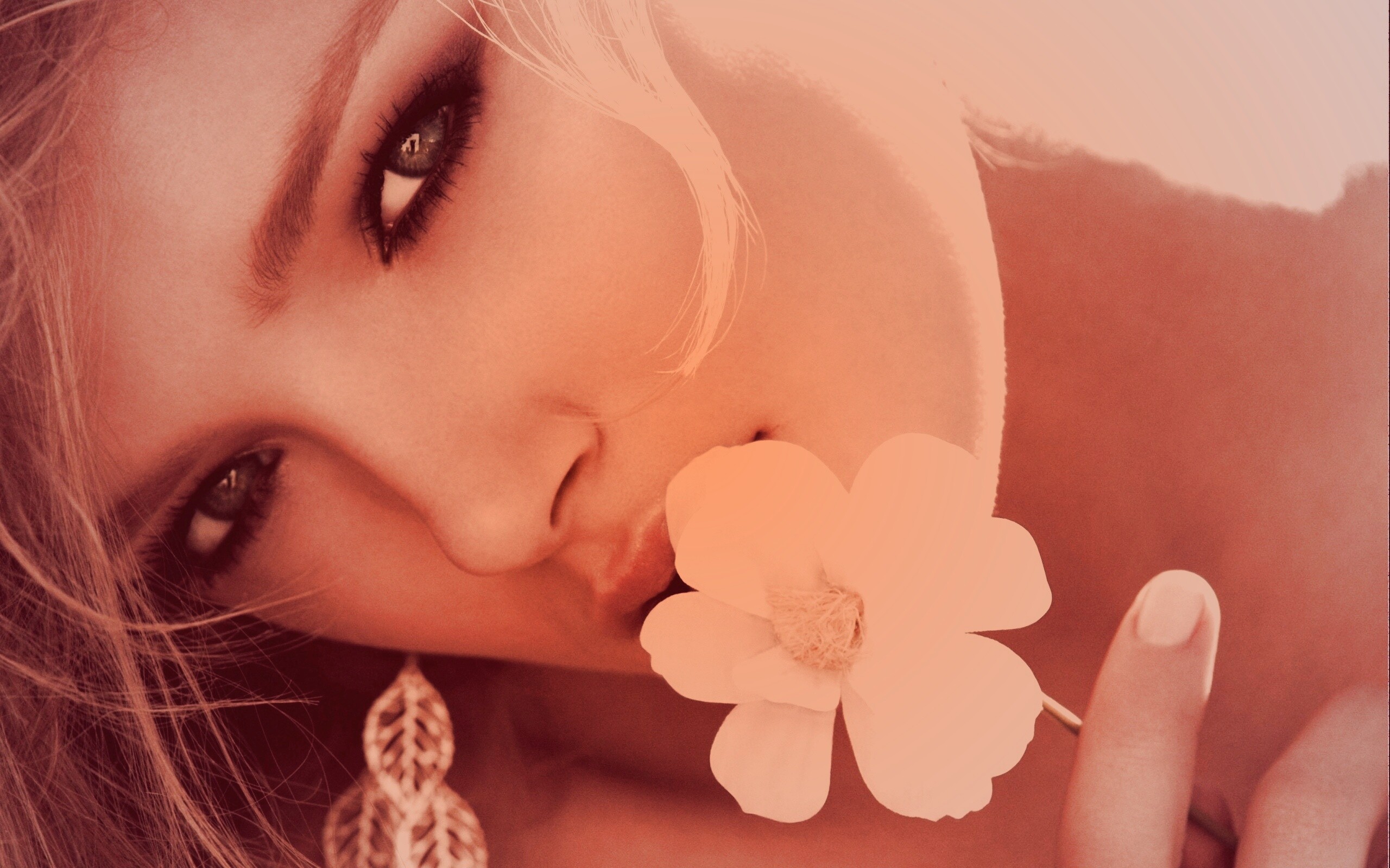 Красавица с белым цветком обои