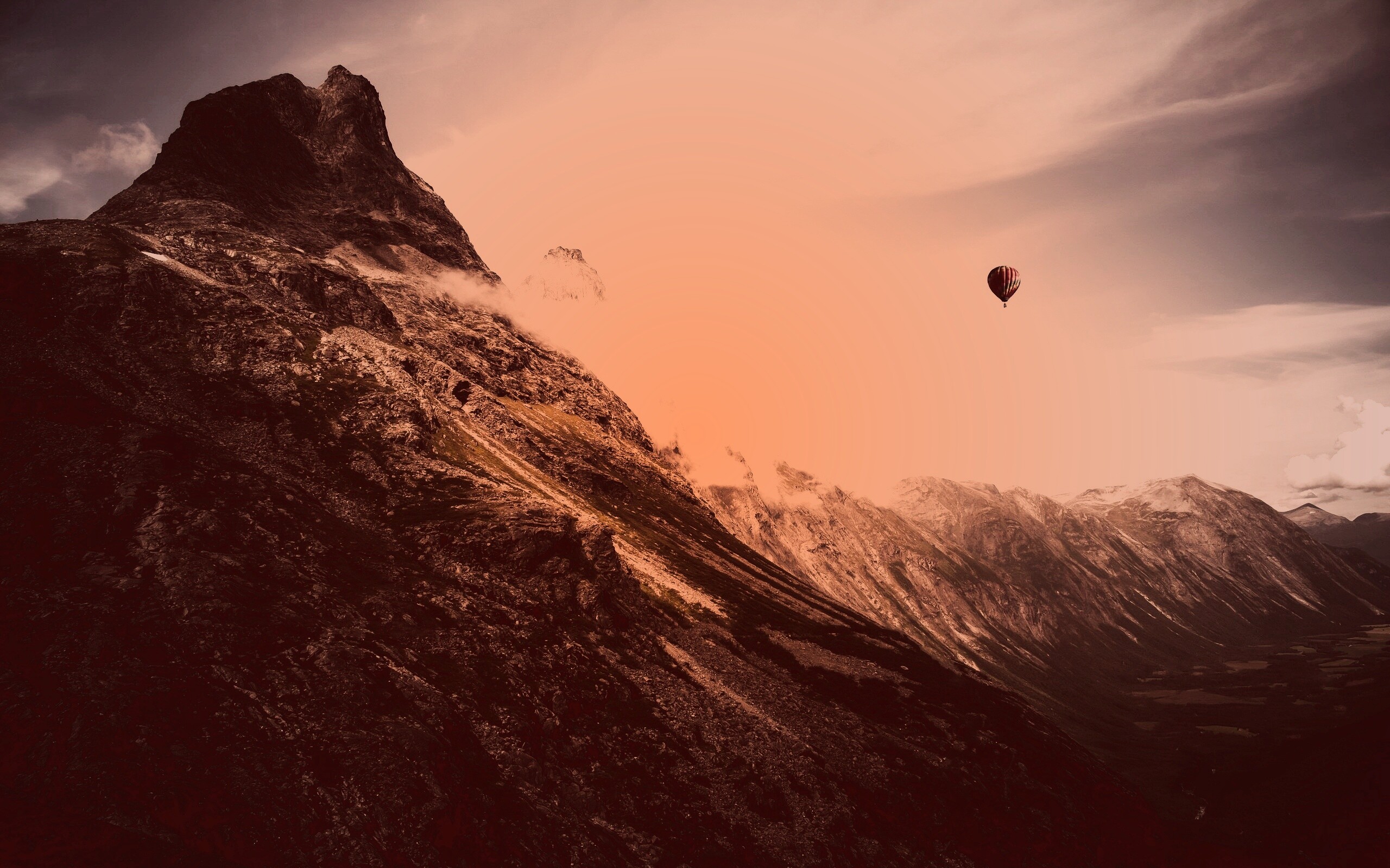 Воздушный шар в горах обои