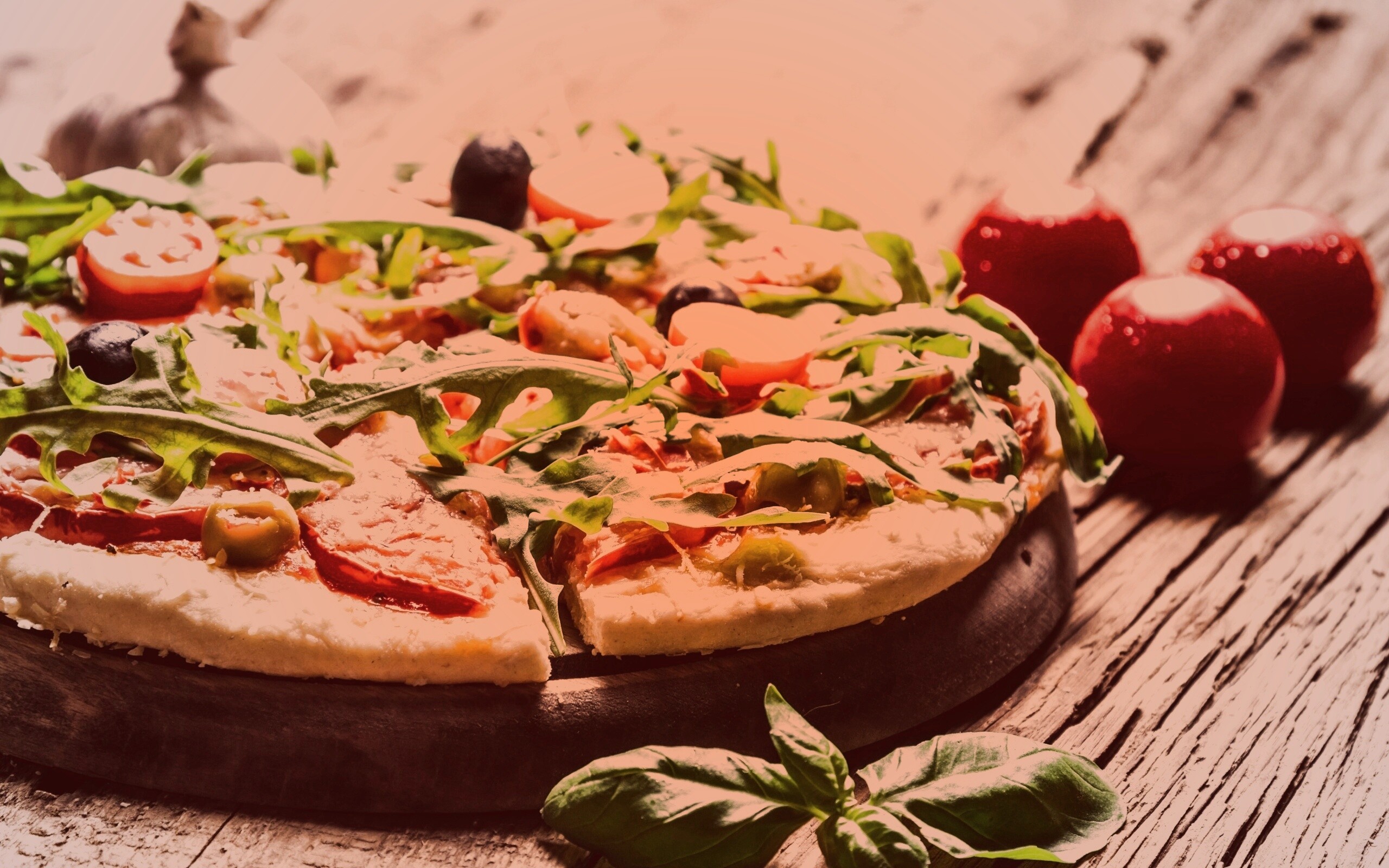 Свежая пицца с рукколой обои