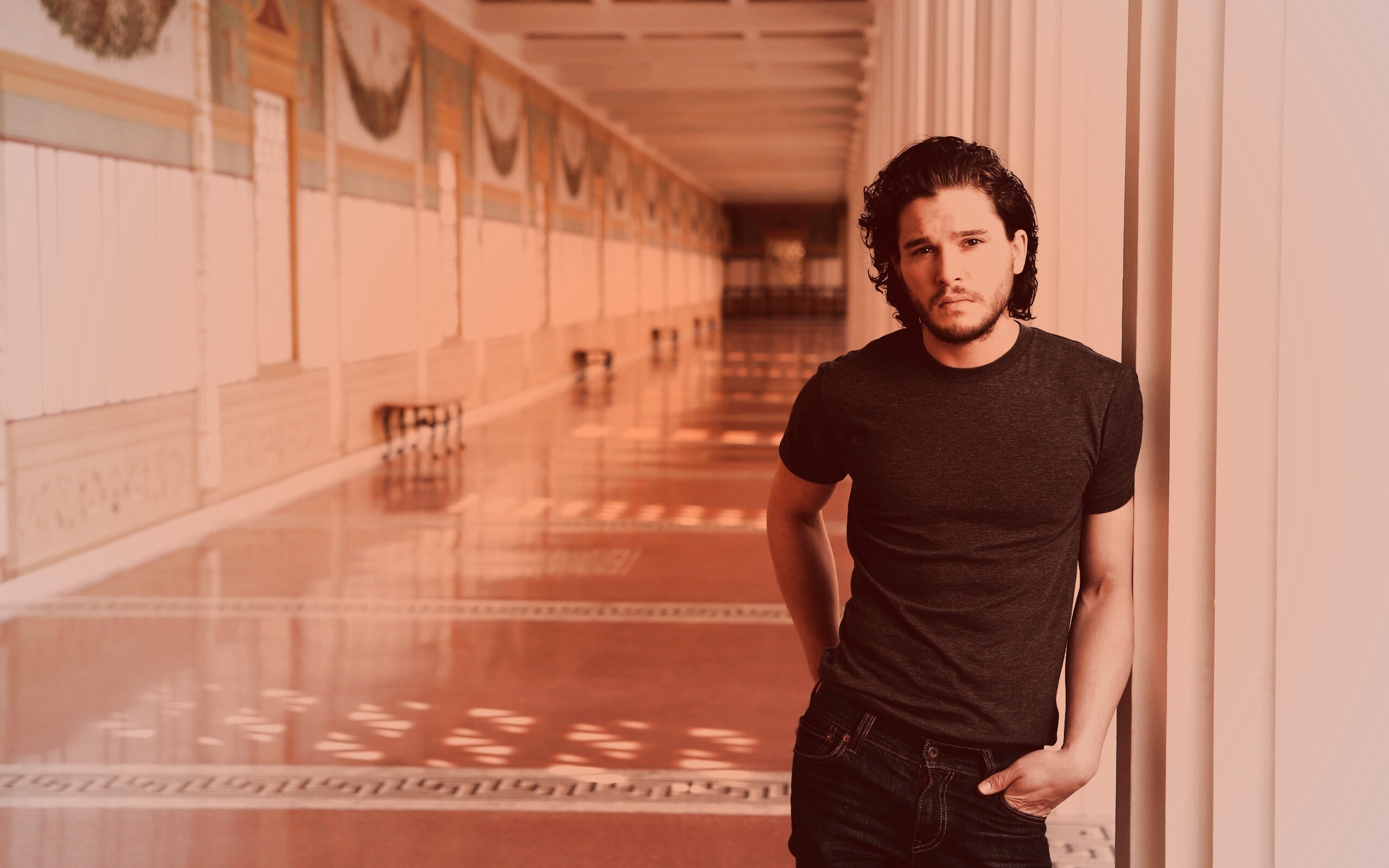 Кит Харингтон у колонны обои