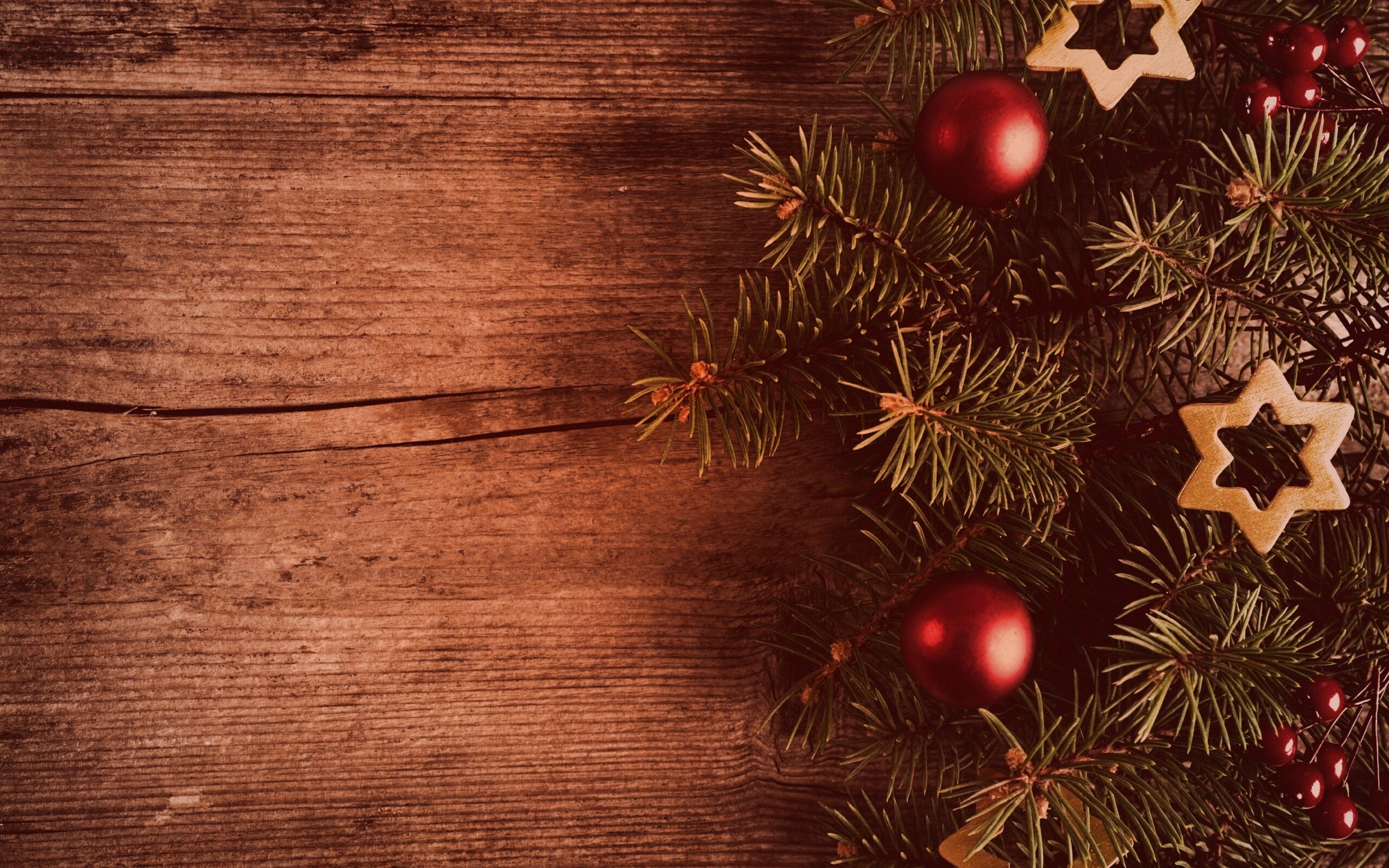 Новогодние игрушки на еловой ветке обои