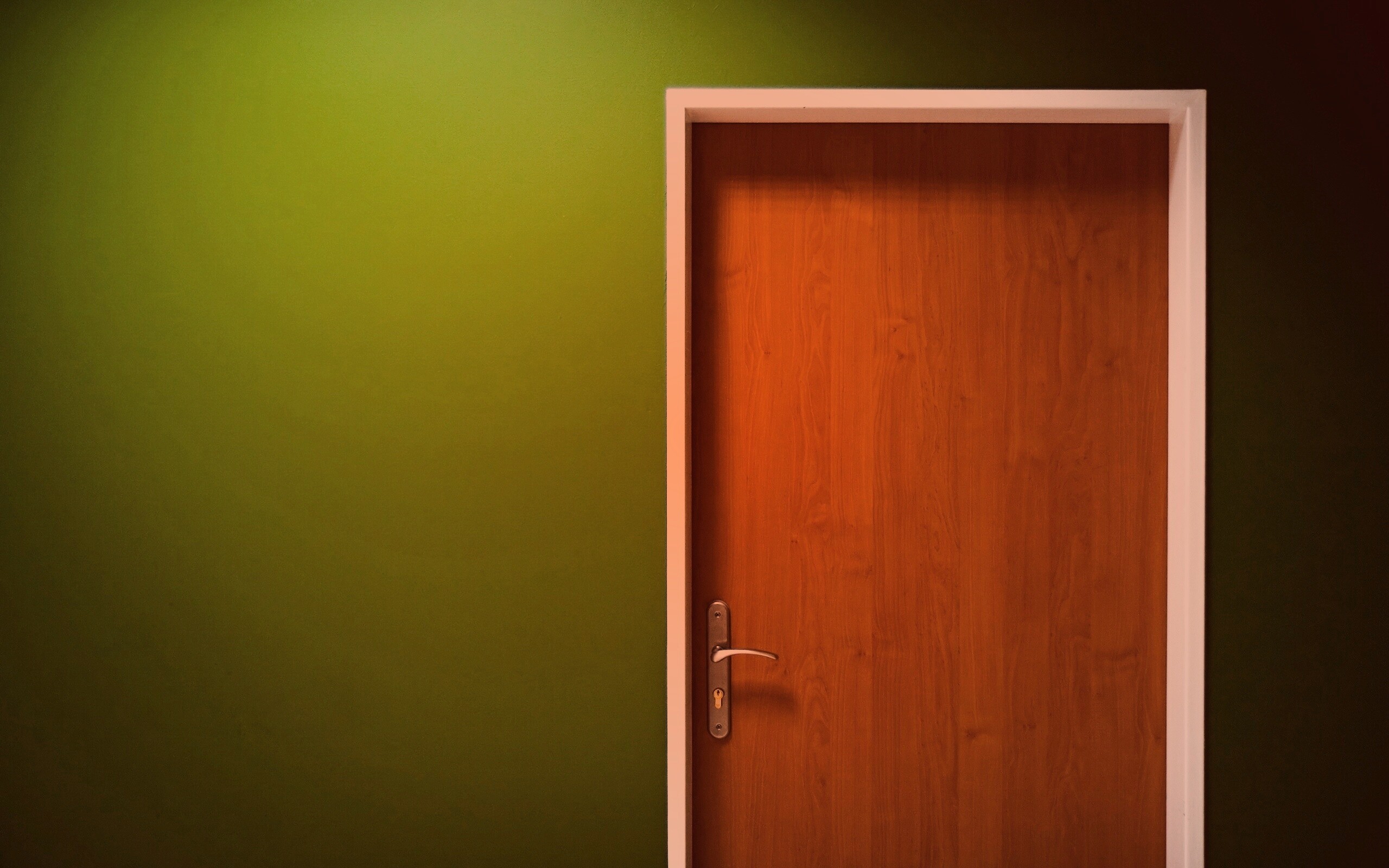 Дверь в стене обои