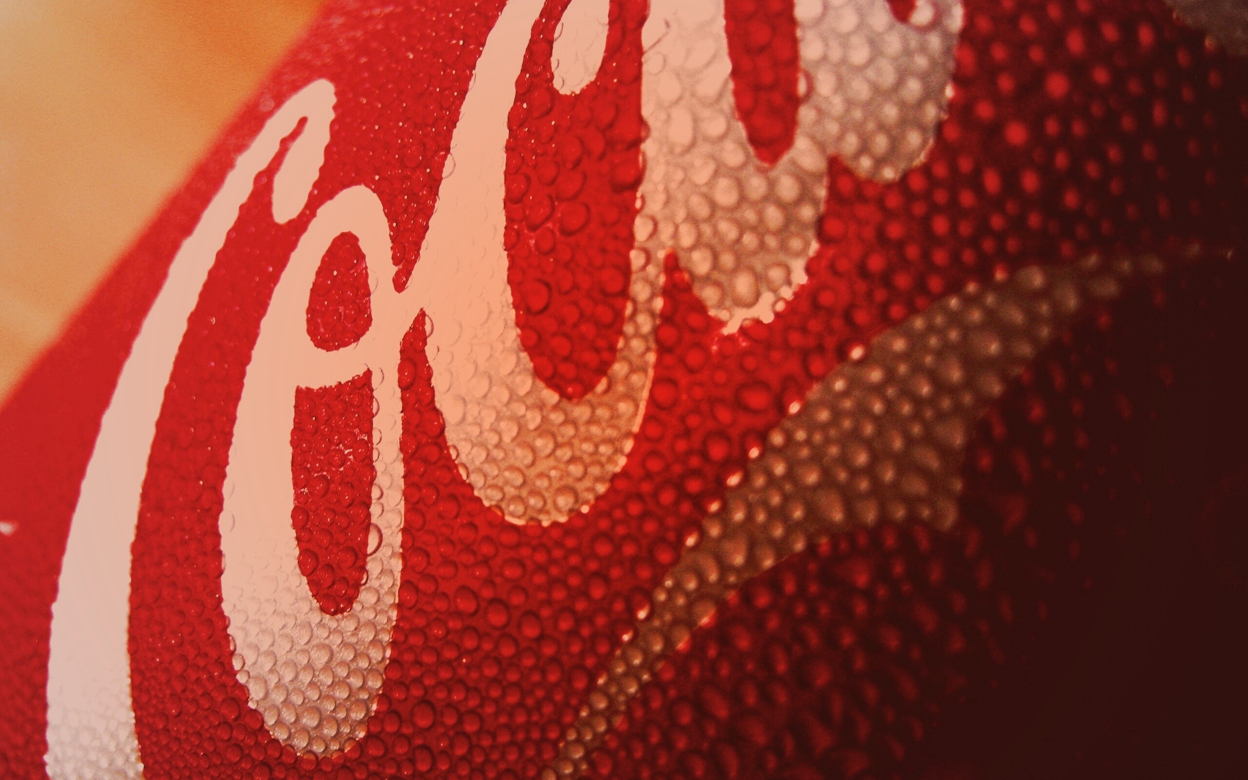 Запотевшая банка Кока-Колы обои