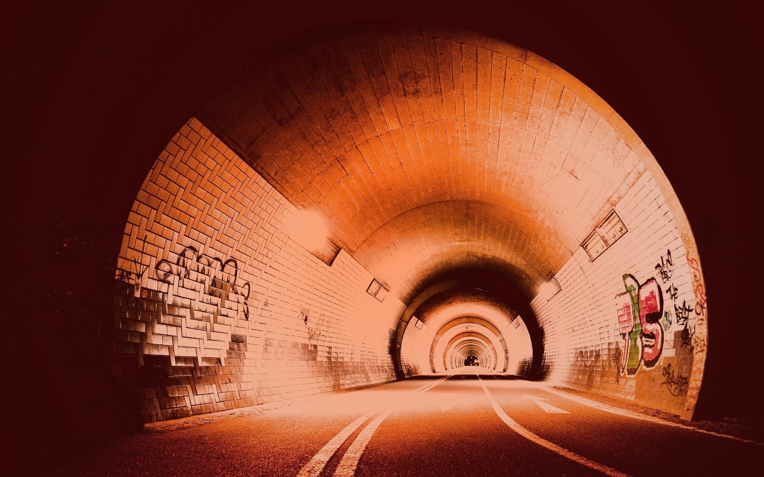 Тоннель и граффити на стенах обои
