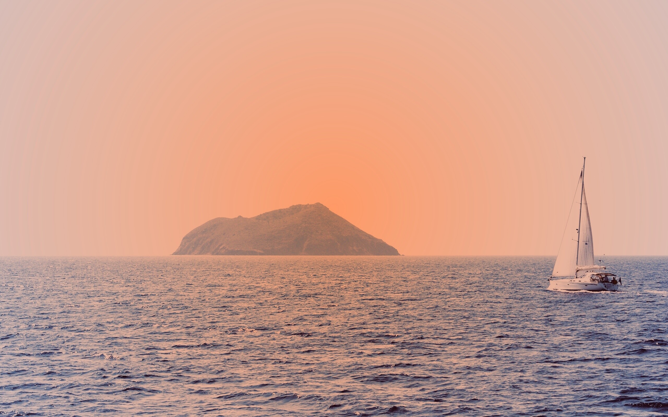 Яхта в море обои