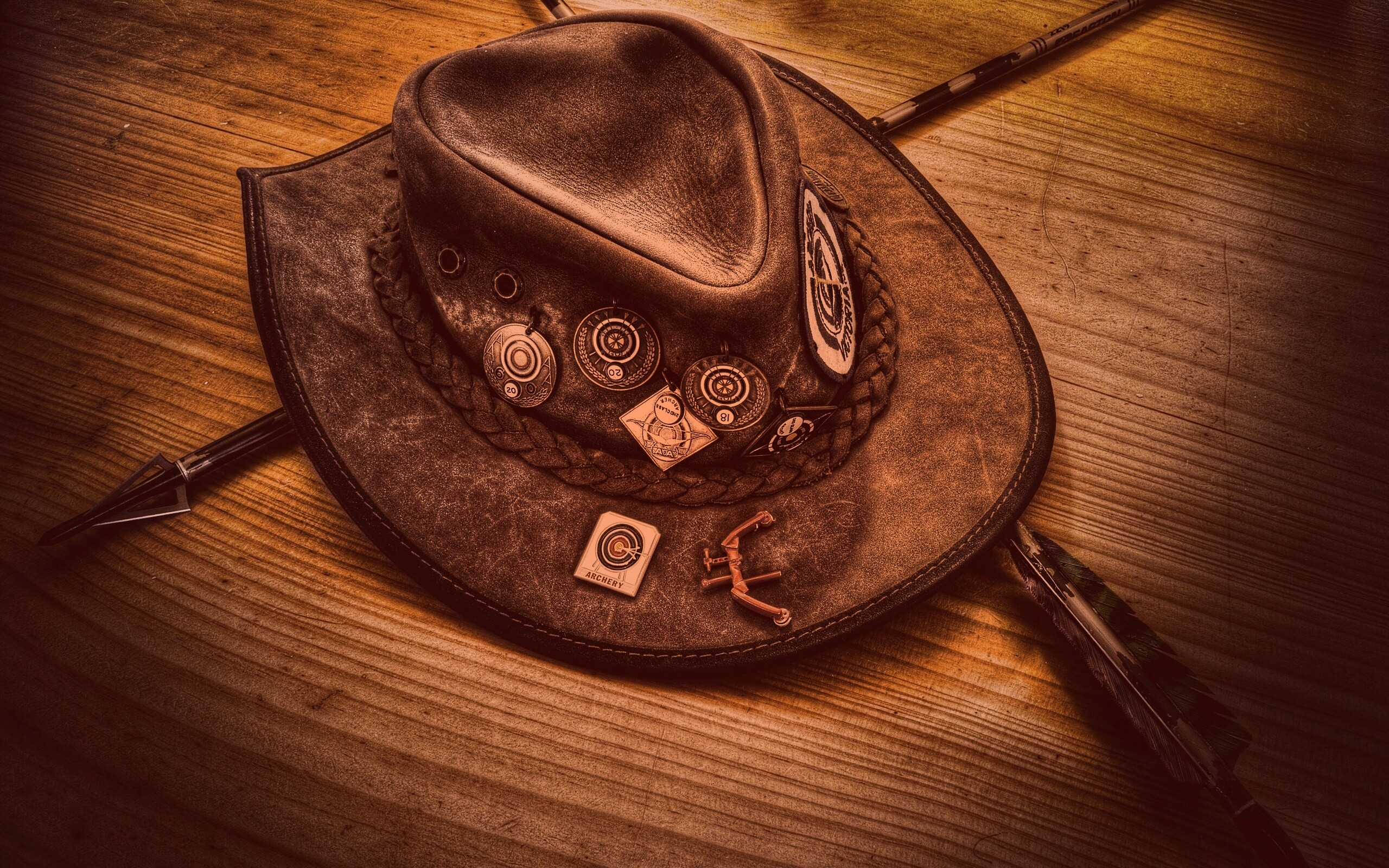 Шляпа и стрелы обои