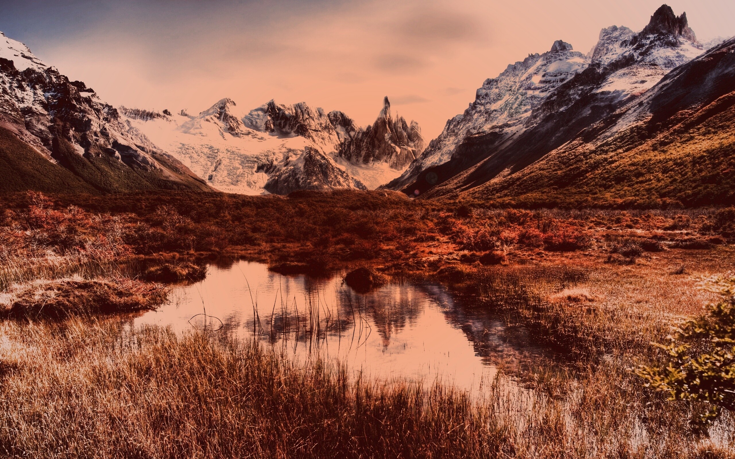 Болота на фоне гор обои