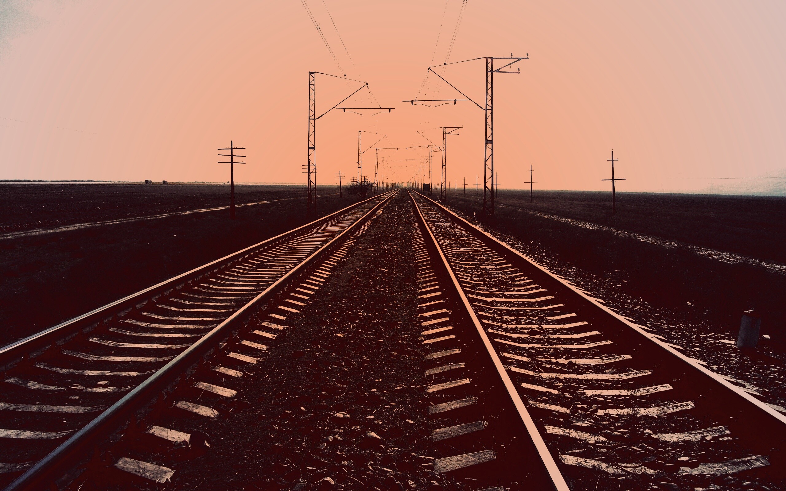 Железная дорога уходит вдаль обои