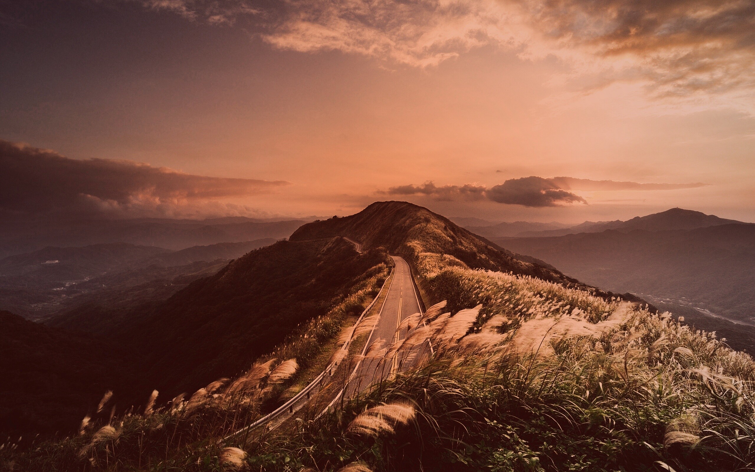 Дорога вдоль вершины холма обои