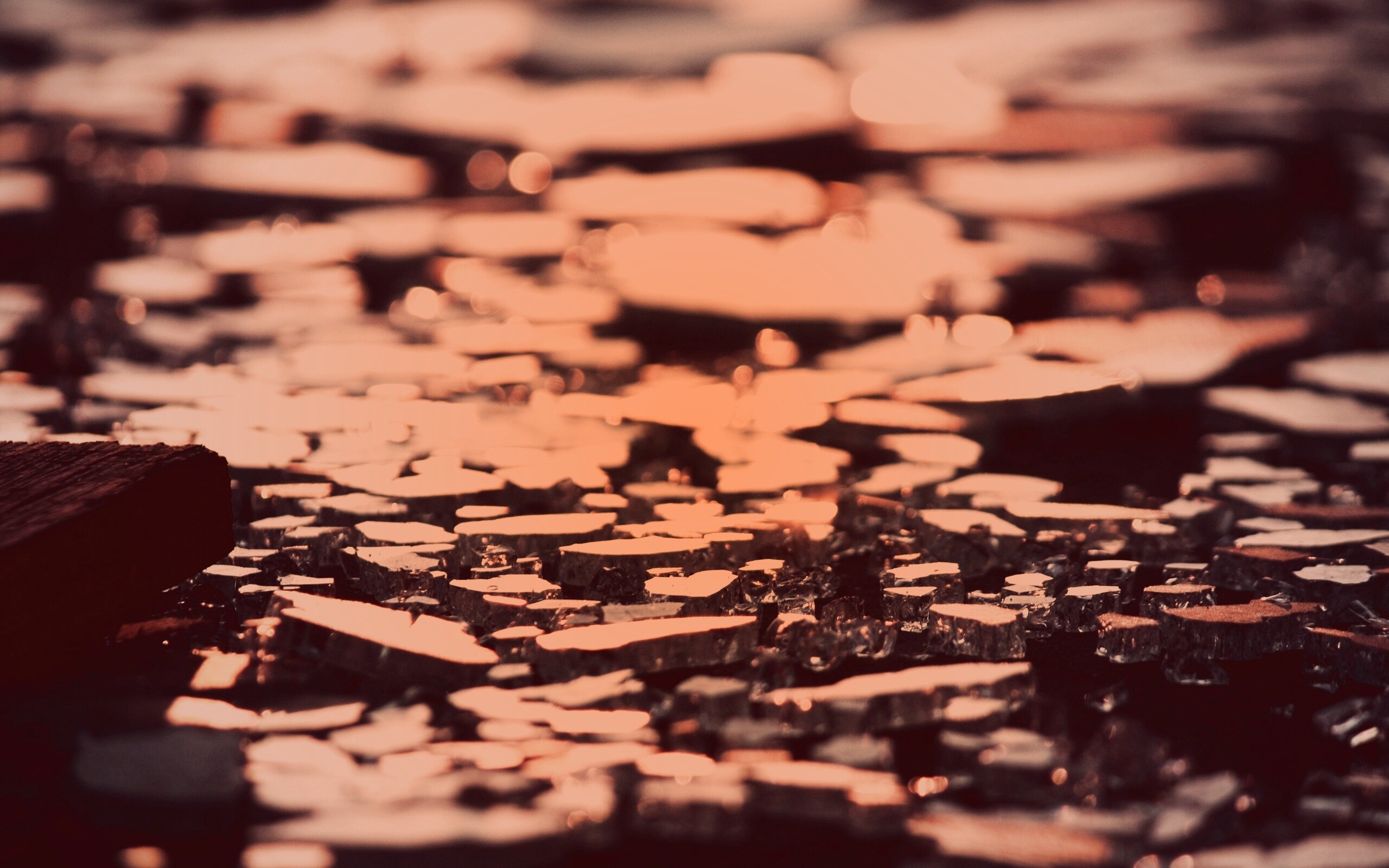 Битое стекло в лучах солнца обои