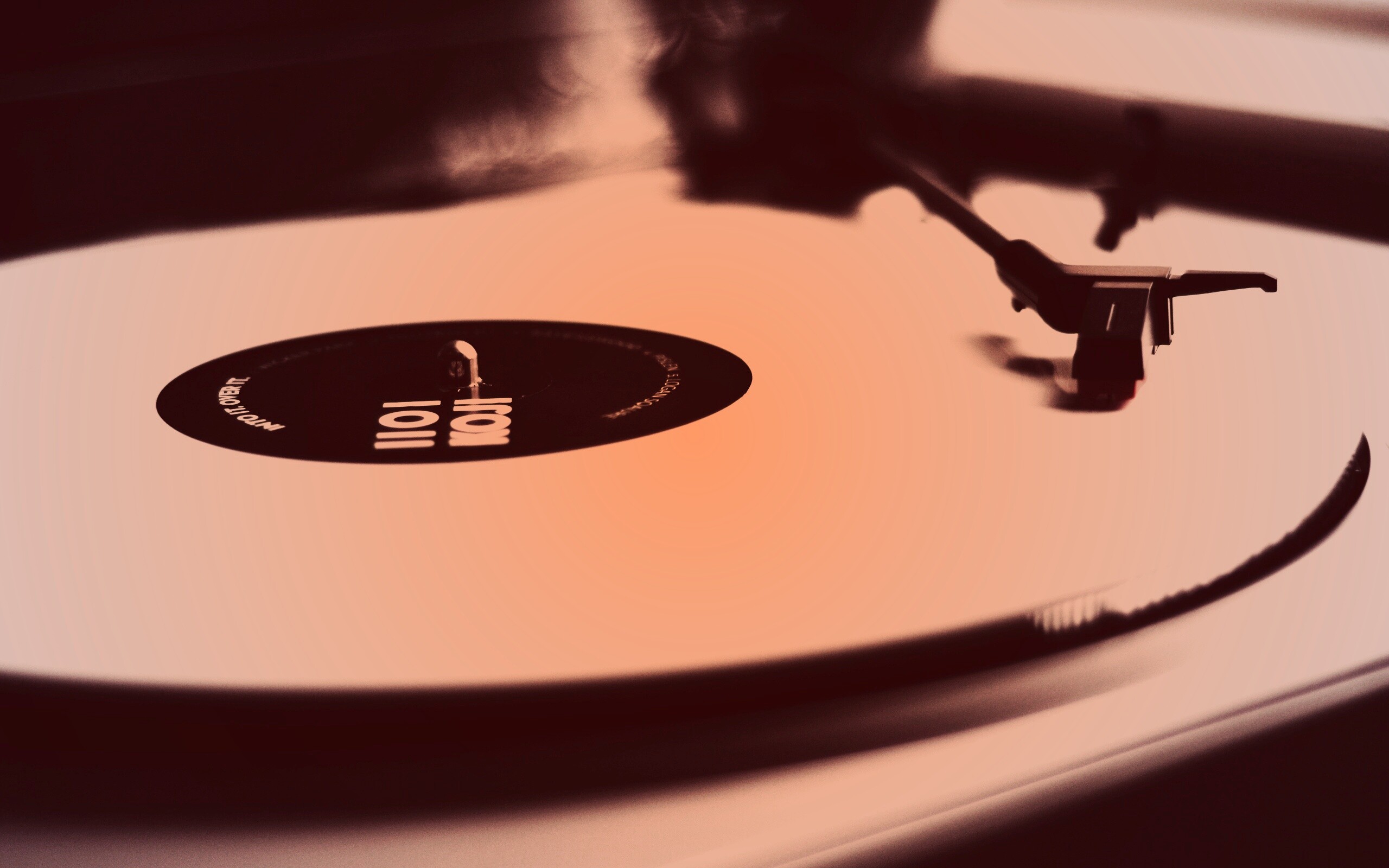 Пластинка на пульте диджея обои