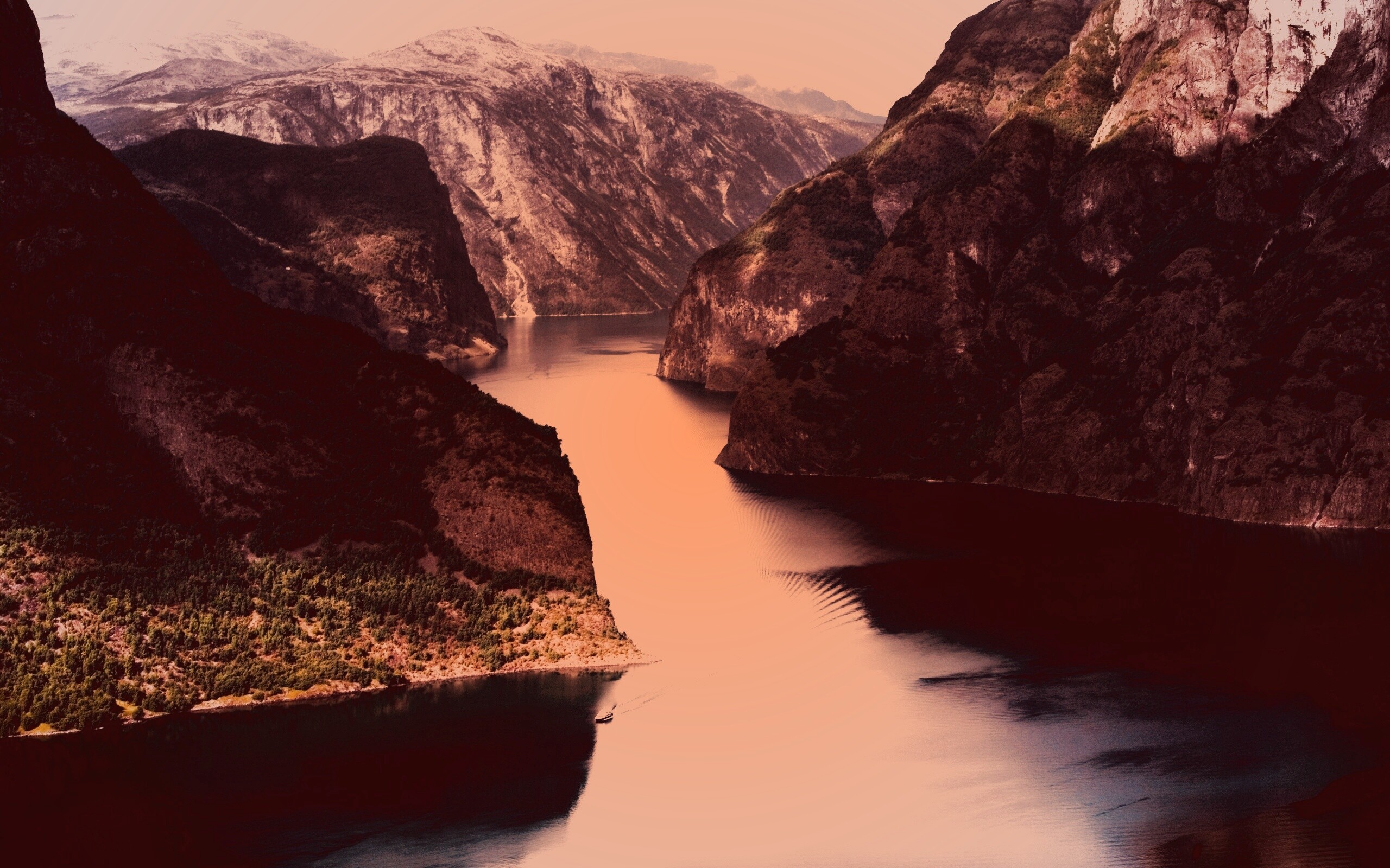 Лодка на реке среди высоких гор обои