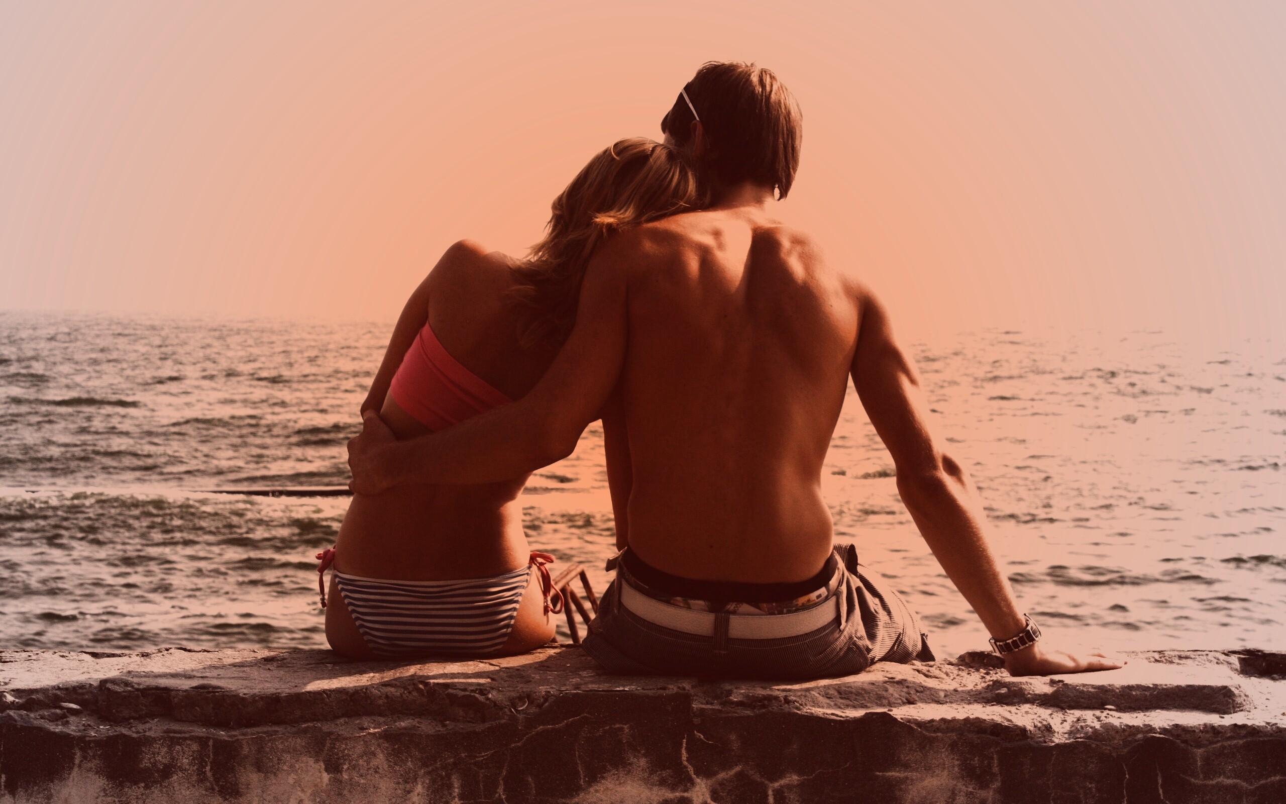 Девушка и парень у моря обои