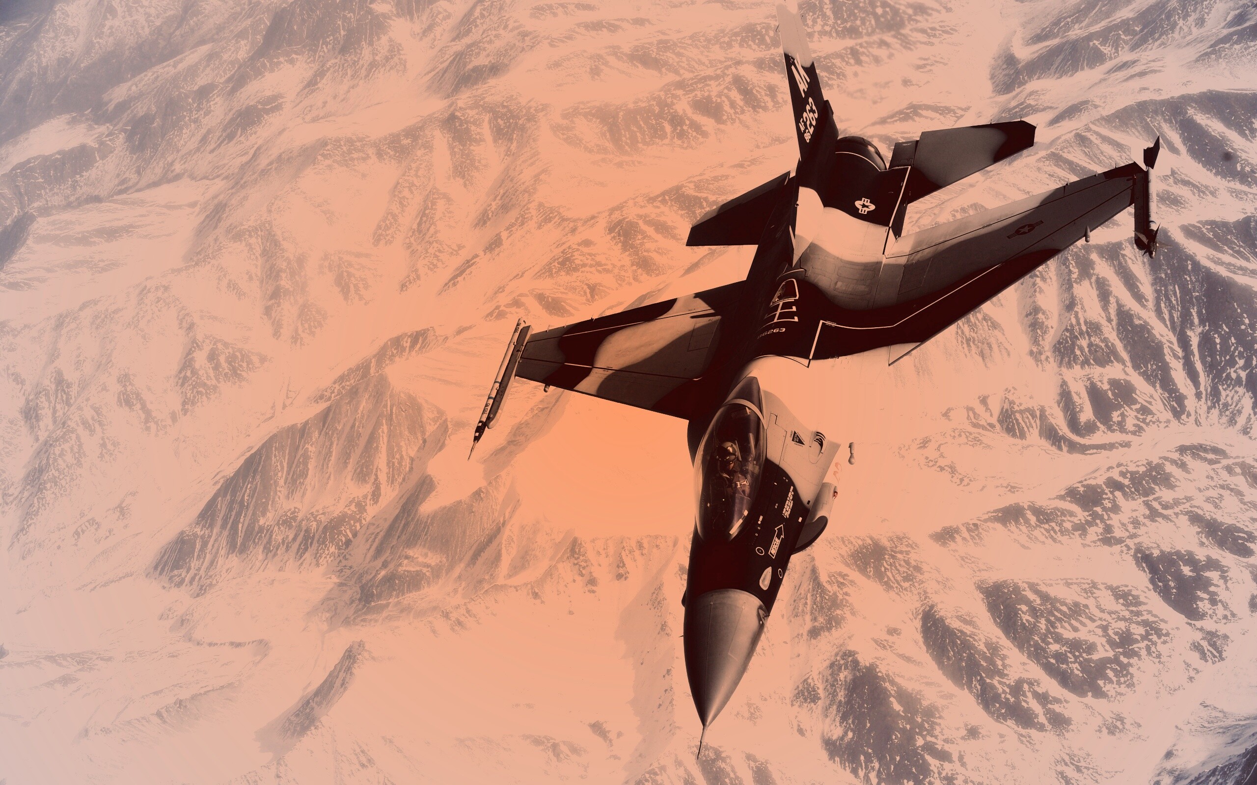 Истребитель над снежными пиками гор обои
